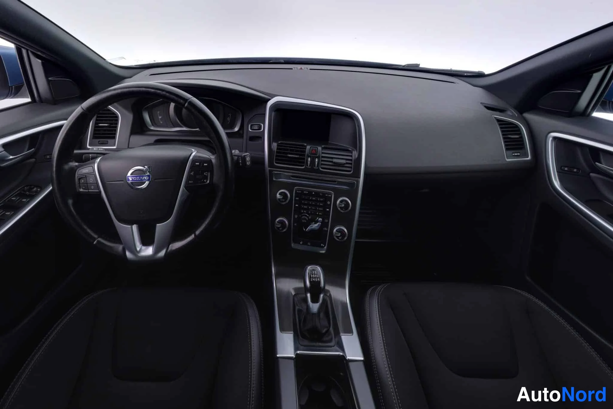 Sininen Volvo XC60 2015, ohjaamo, kuva 13