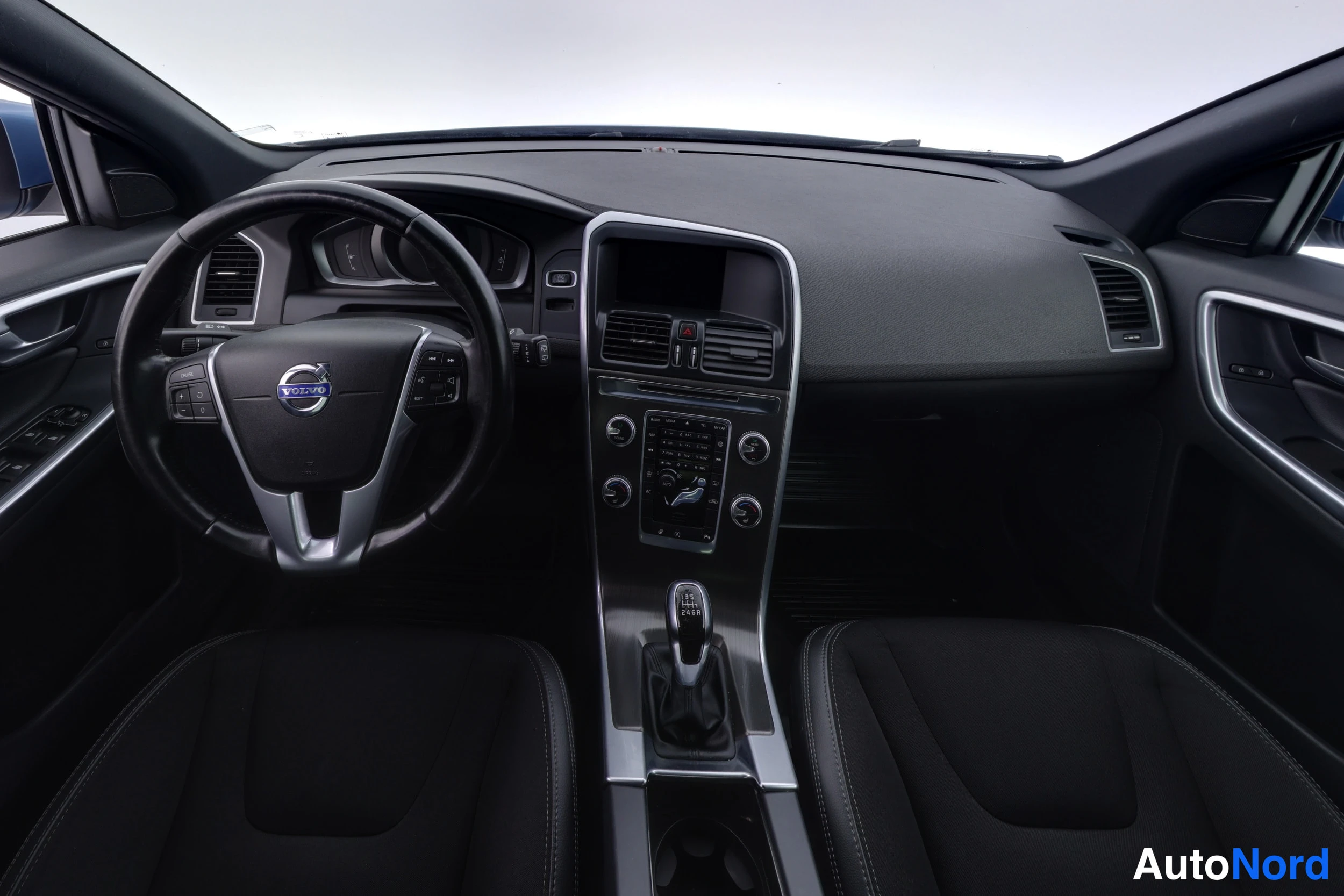 Sininen Volvo XC60 2015, ohjaamo, kuva 14