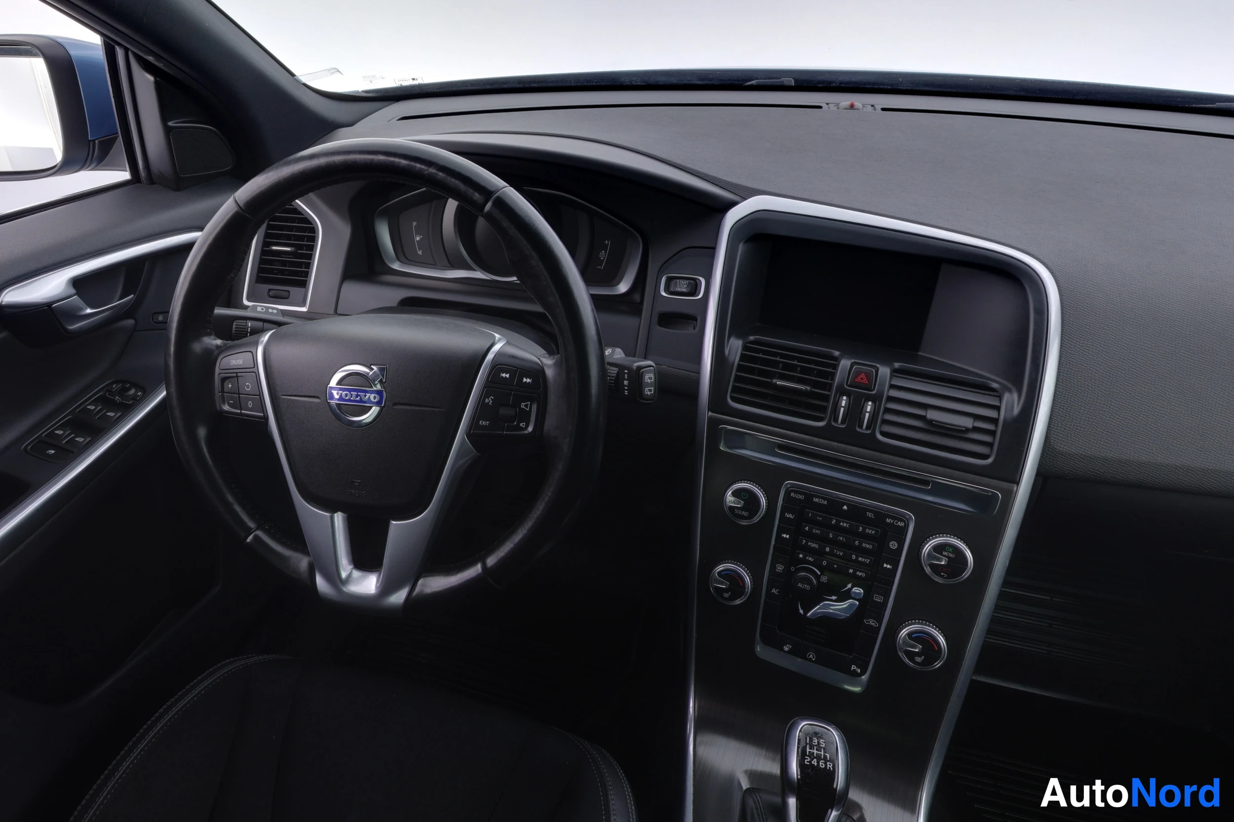 Sininen Volvo XC60 2015, ohjaamo, kuva 16