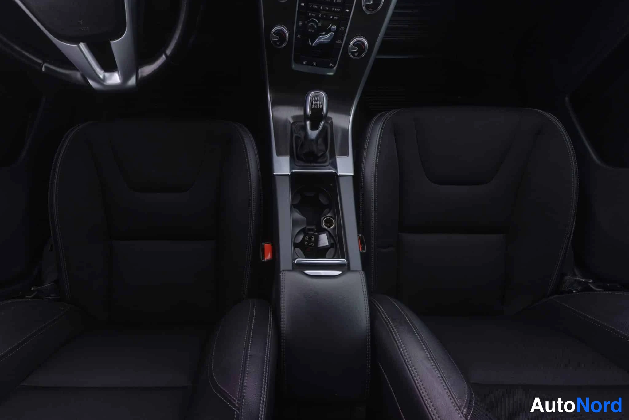Sininen Volvo XC60 2015, etuistuimet, kuva 18