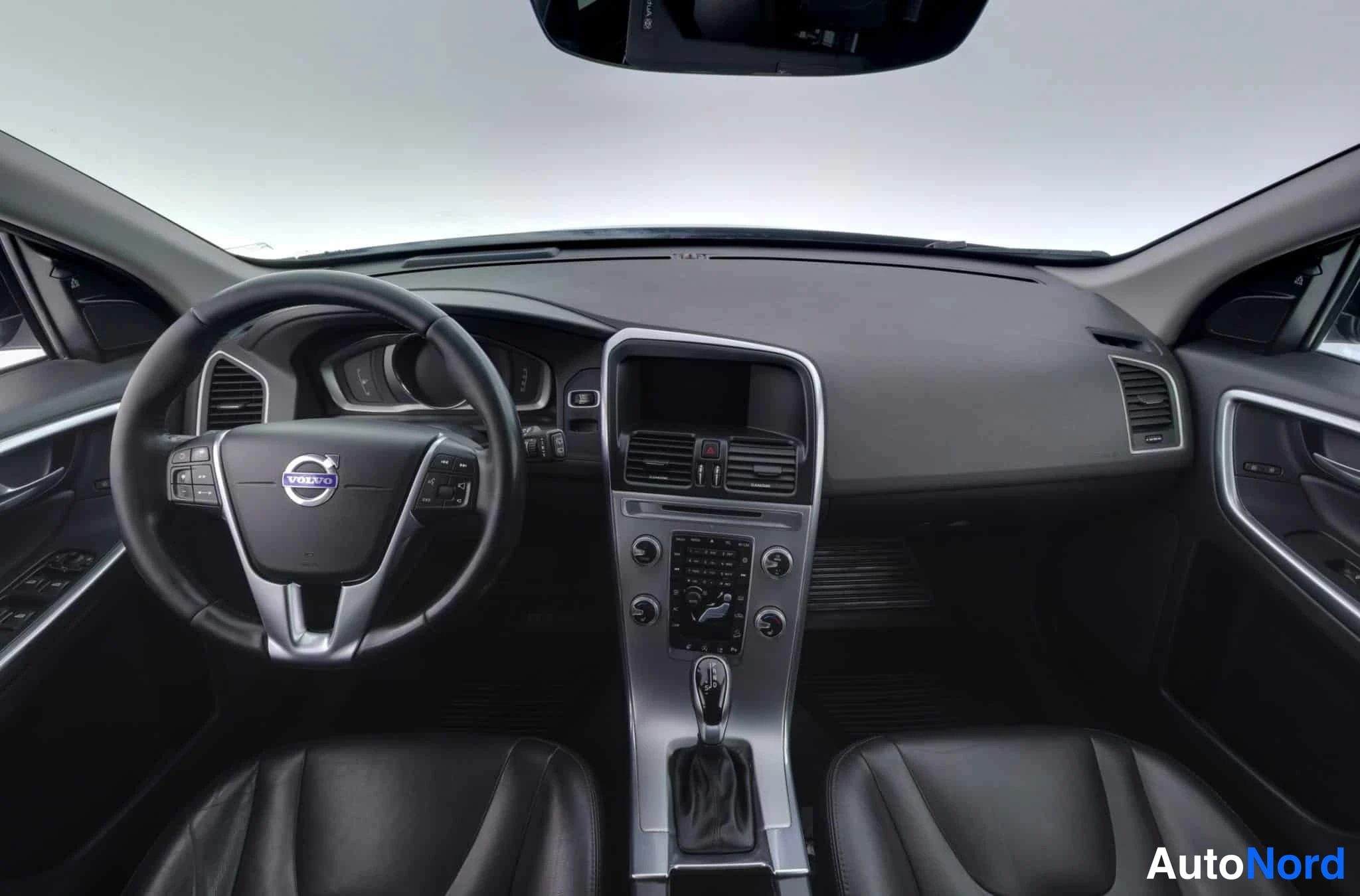 Musta Volvo XC60 2016, ohjaamo, kuva 13