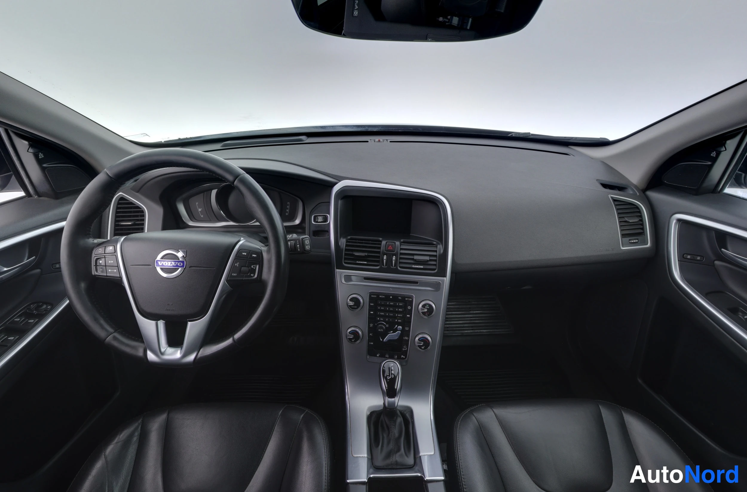 Musta Volvo XC60 2016, ohjaamo, kuva 14