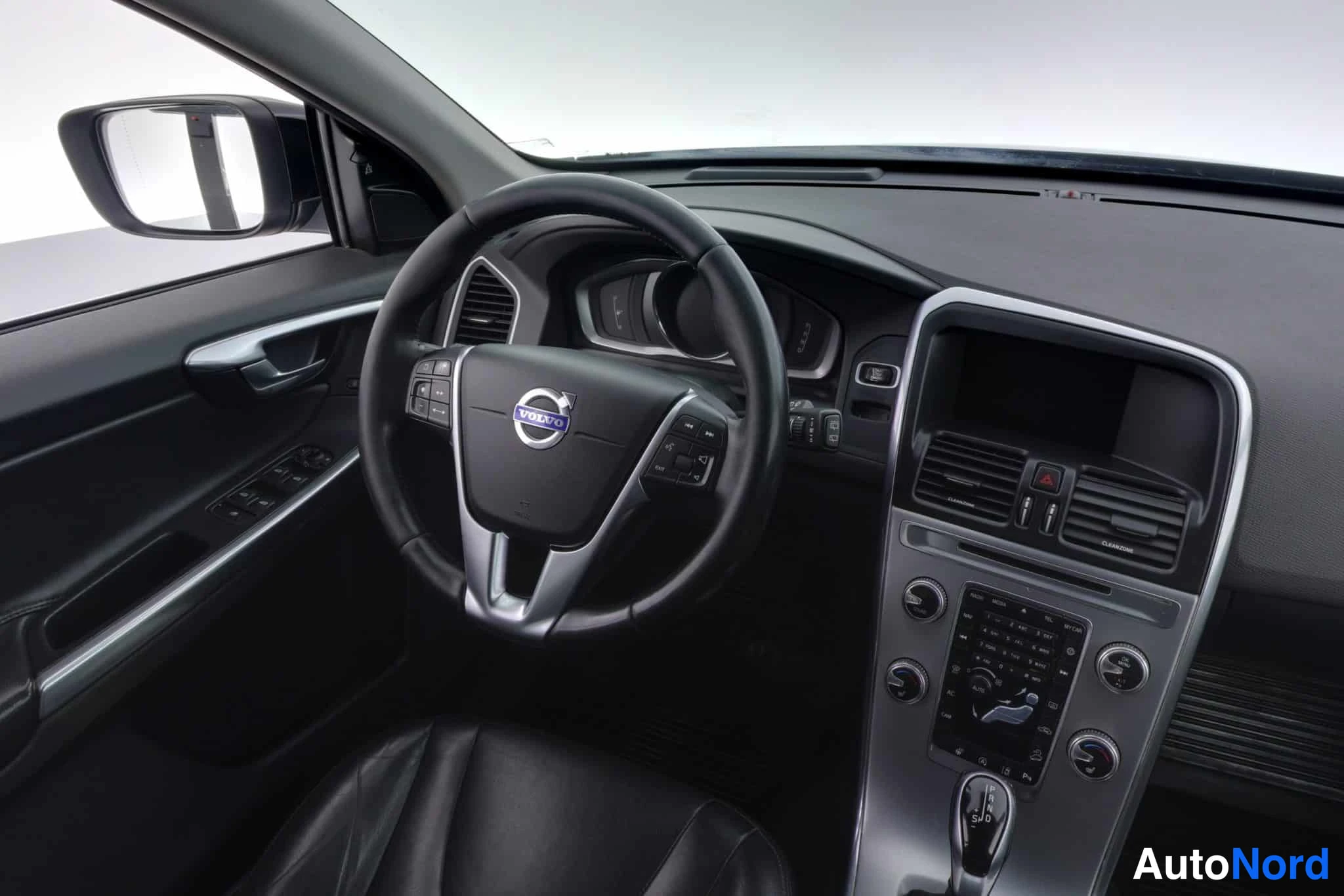 Musta Volvo XC60 2016, ohjaamo, kuva 15