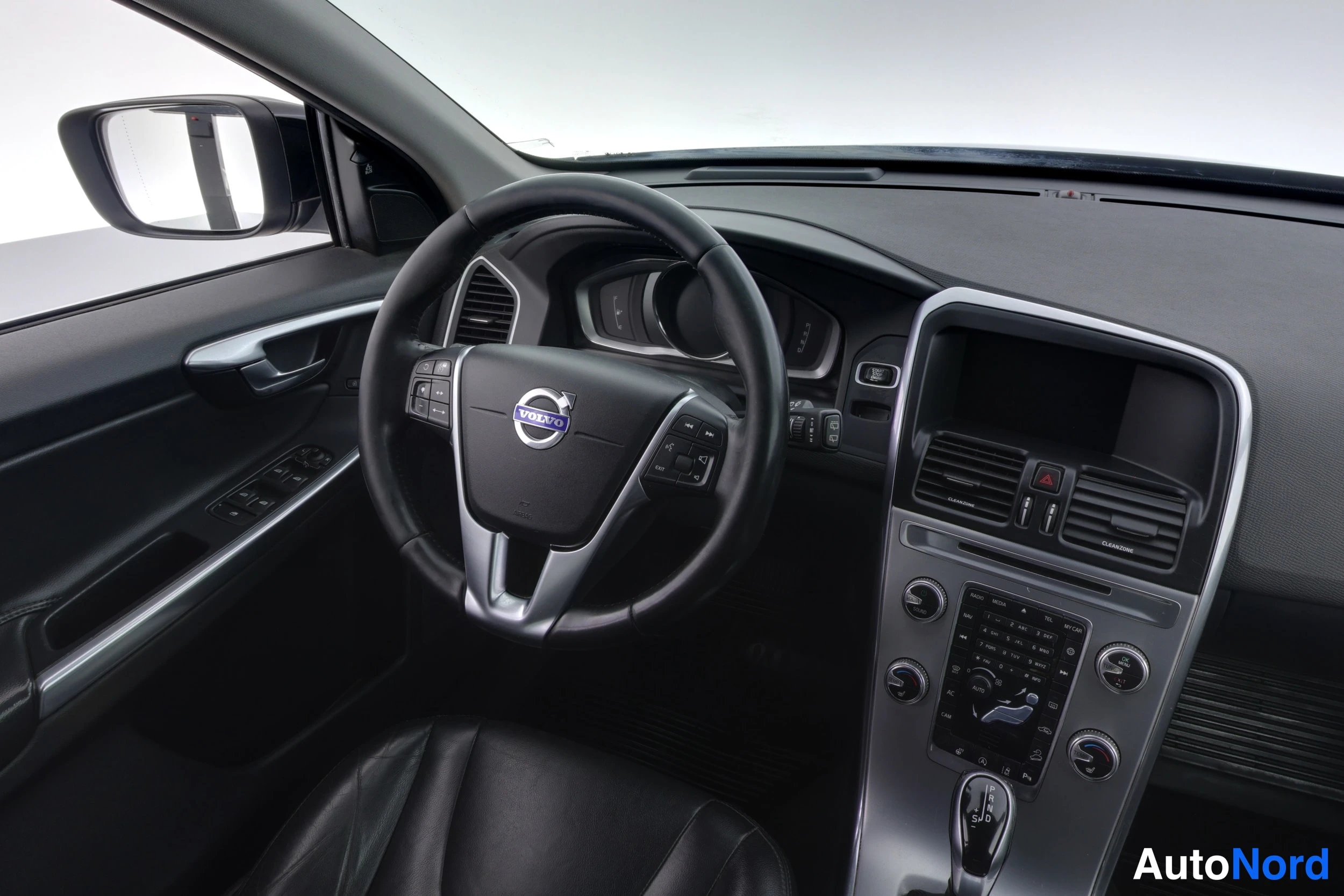 Musta Volvo XC60 2016, ohjaamo, kuva 16