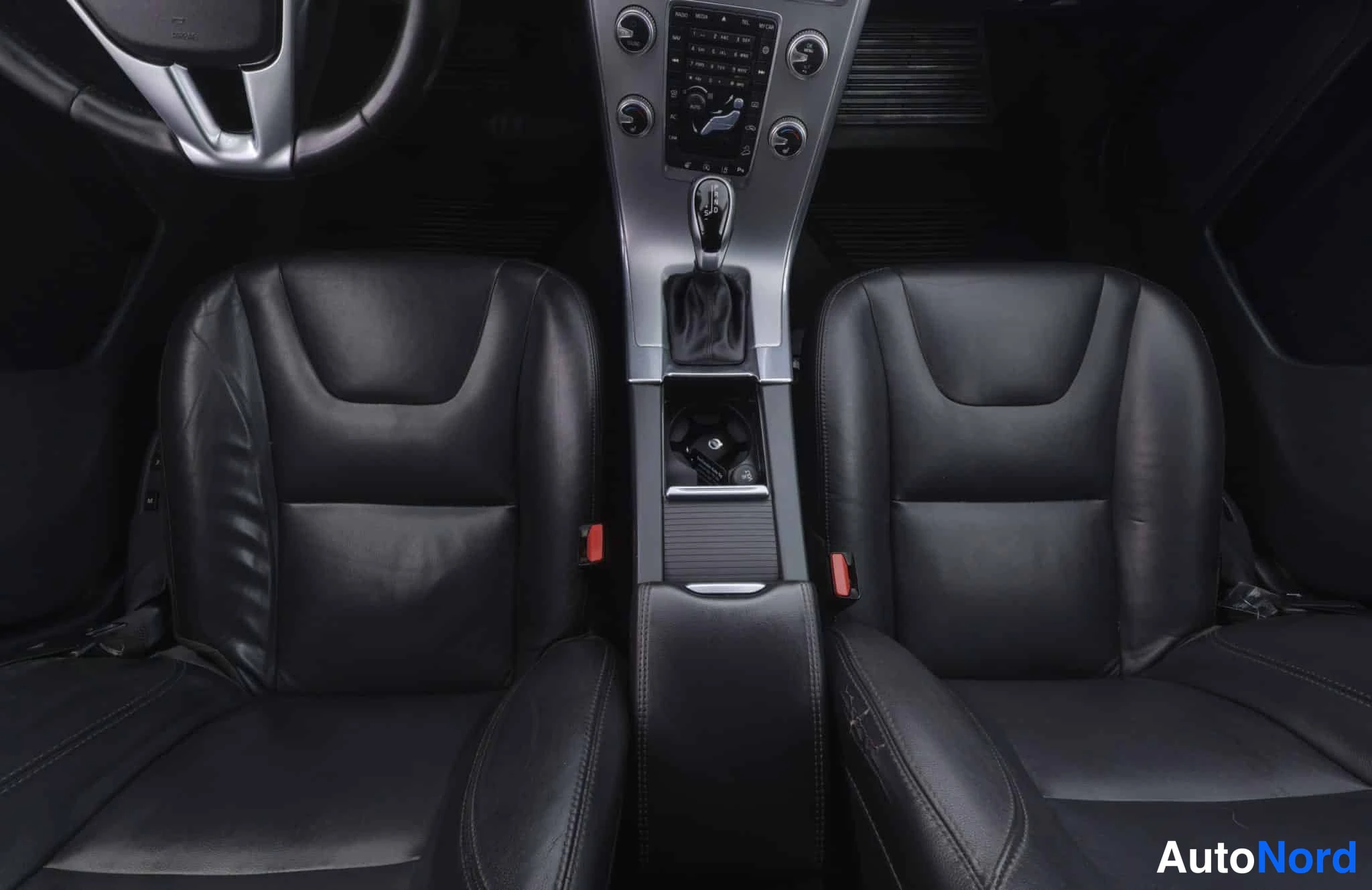 Musta Volvo XC60 2016, etuistuimet, kuva 18