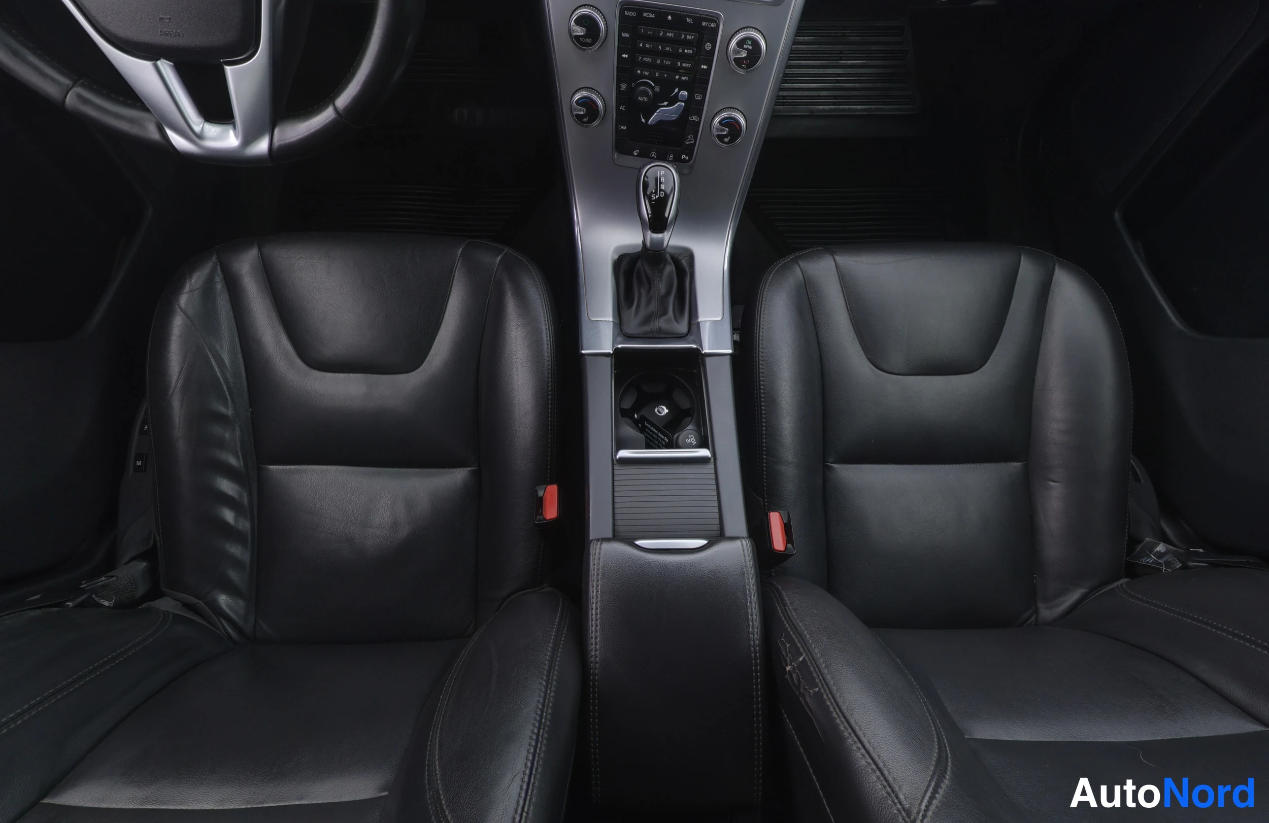 Musta Volvo XC60 2016, etuistuimet, kuva 19