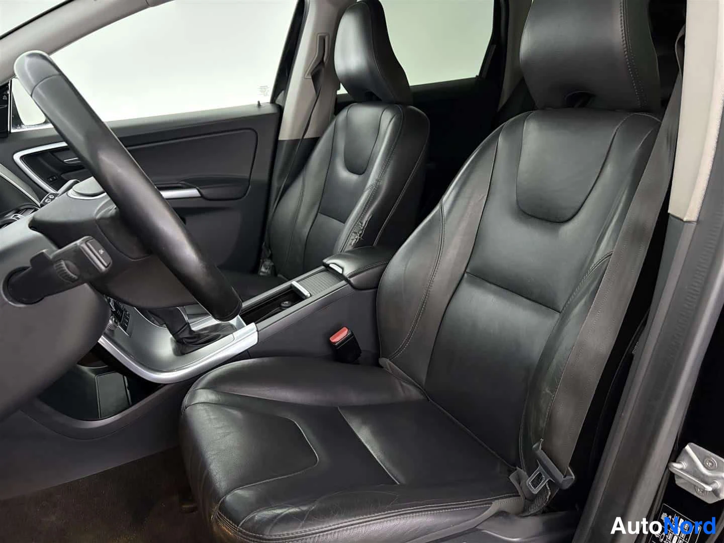 Musta Volvo XC60 2016, etuistuimet, kuva 20