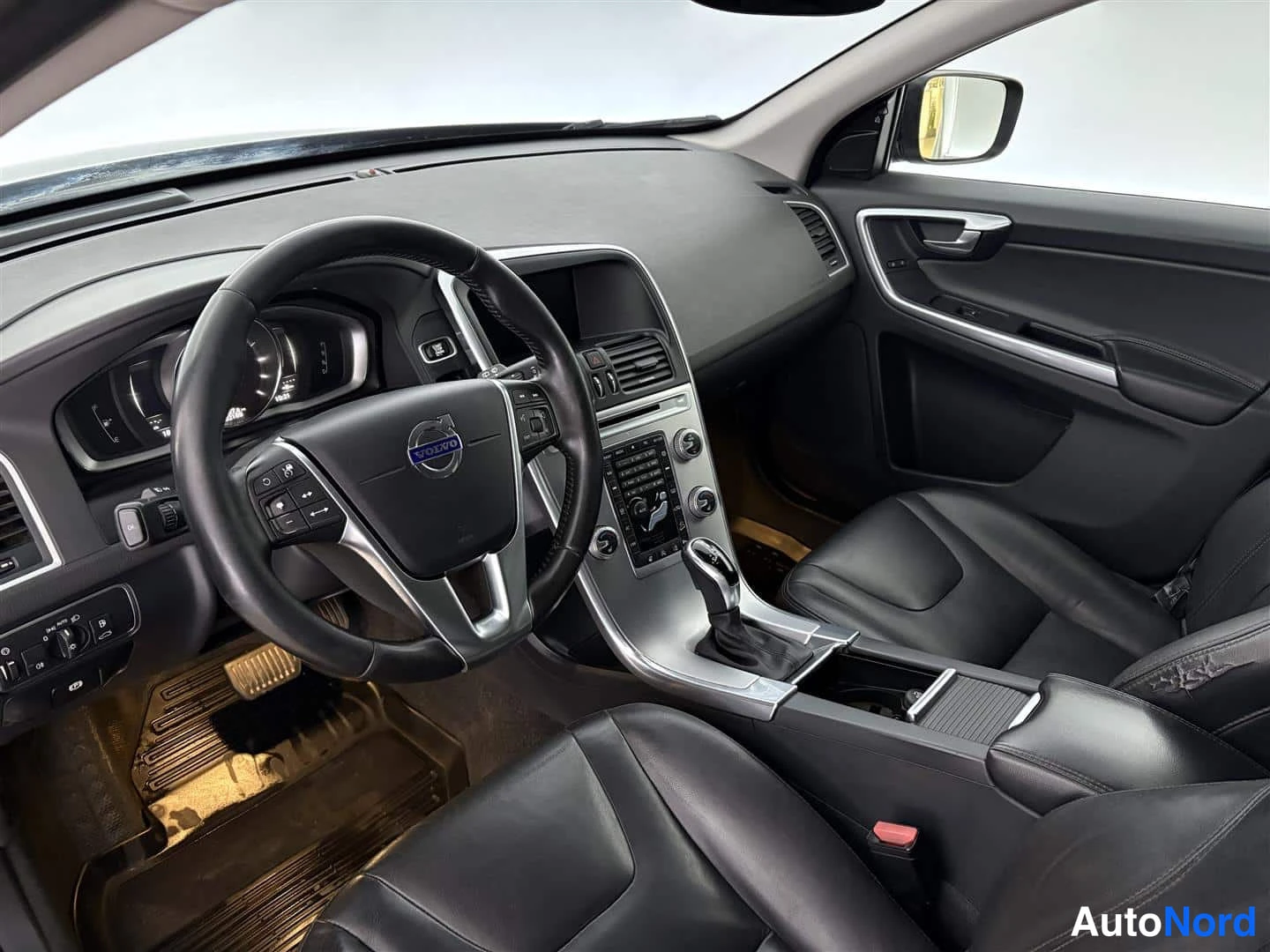 Musta Volvo XC60 2016, ohjaamo, kuva 17