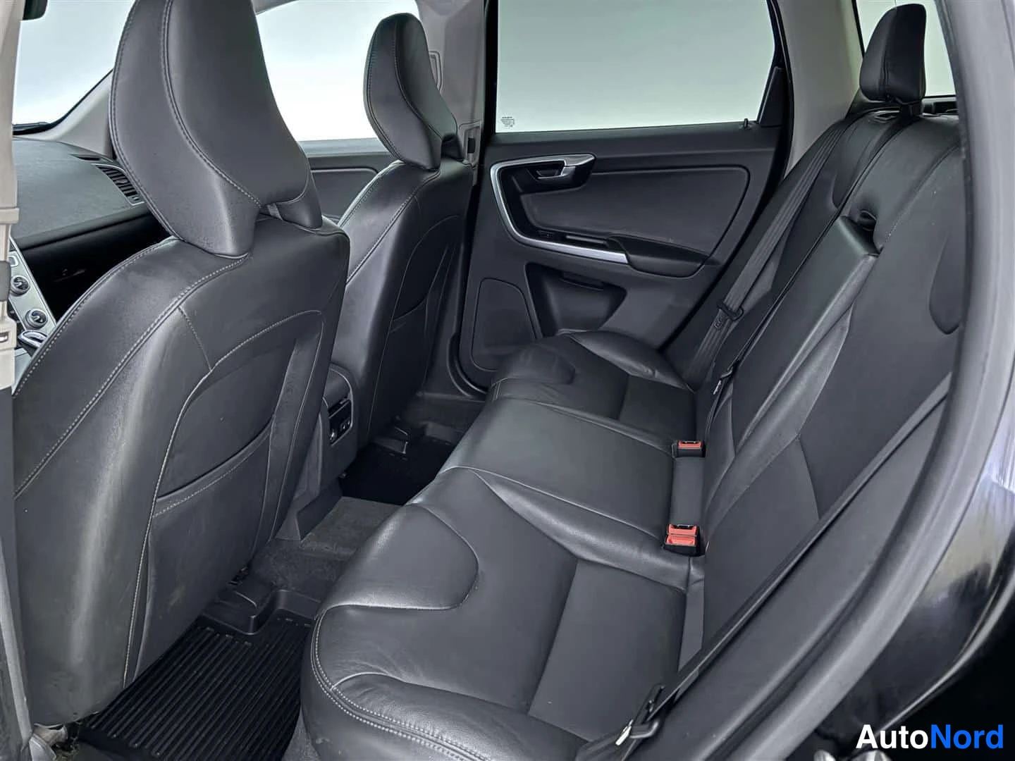 Musta Volvo XC60 2016, takaistuimet, kuva 21