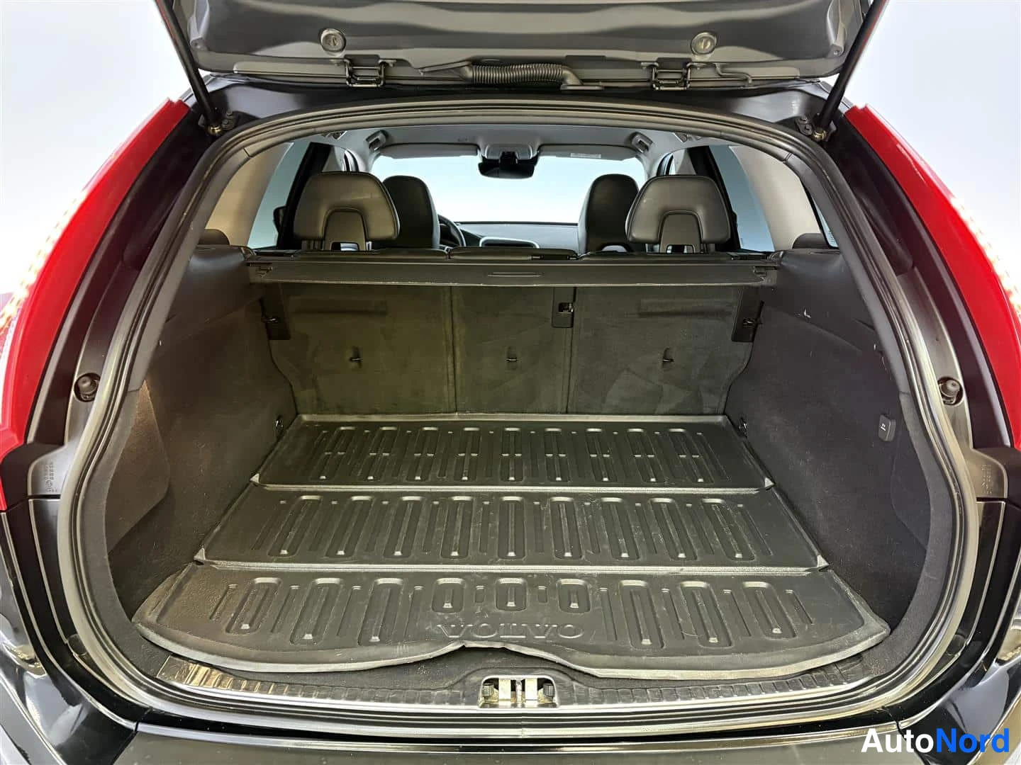 Musta Volvo XC60 2016, tavaratila, kuva 22