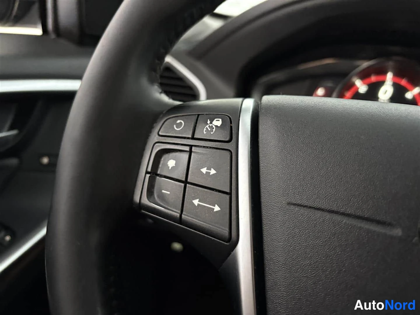 Musta Volvo XC60 2016, yksityiskohta, kuva 28