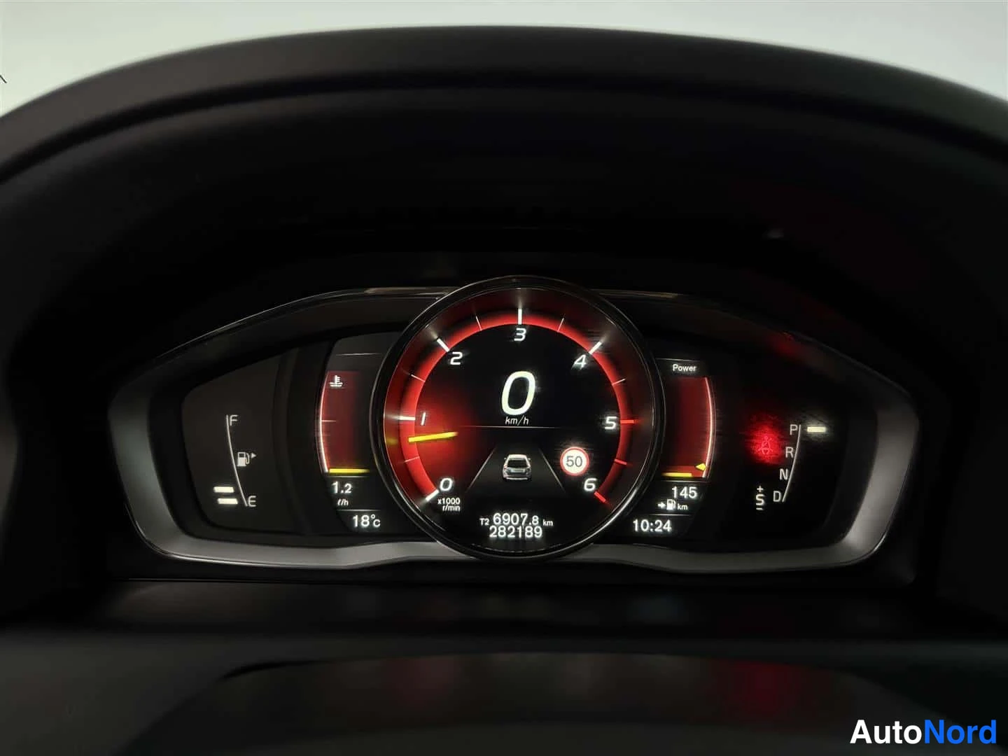 Musta Volvo XC60 2016, yksityiskohta, kuva 33