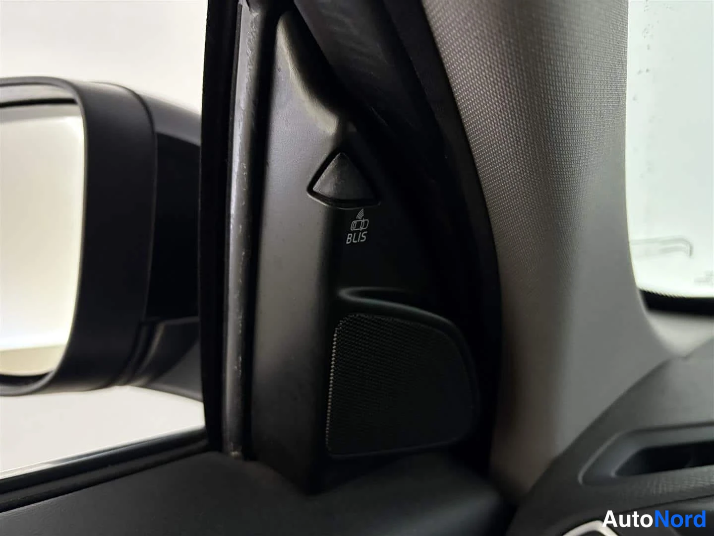 Musta Volvo XC60 2016, yksityiskohta, kuva 29