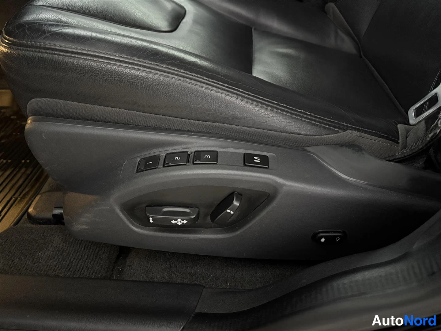 Musta Volvo XC60 2016, yksityiskohta, kuva 30