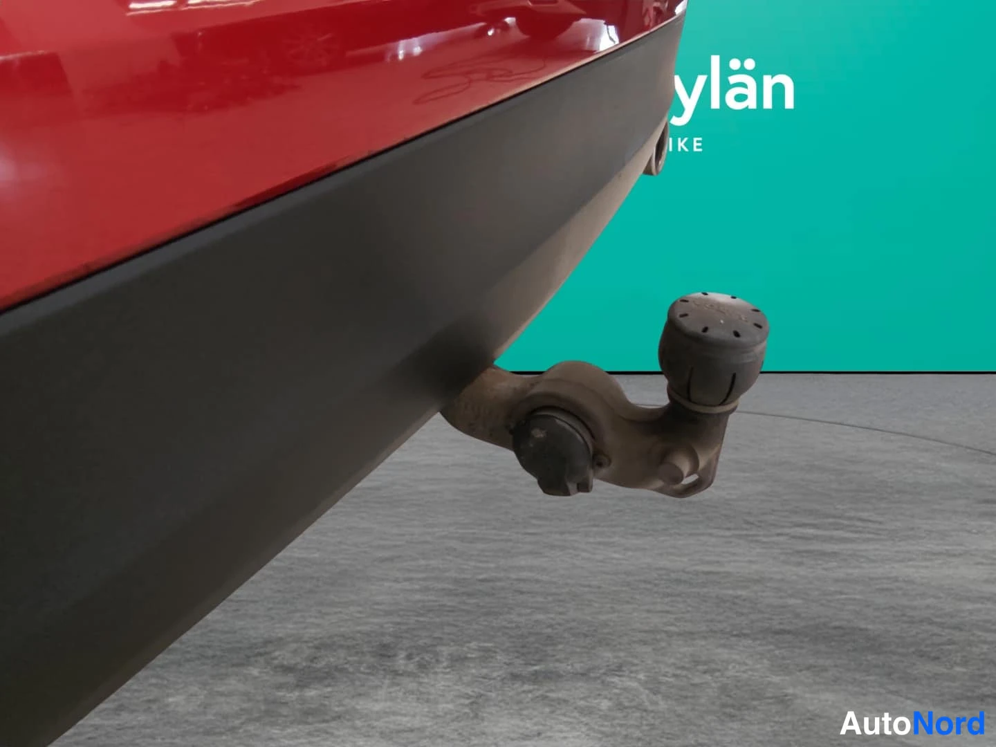 Punainen Volvo XC60 2018, yksityiskohta, kuva 17