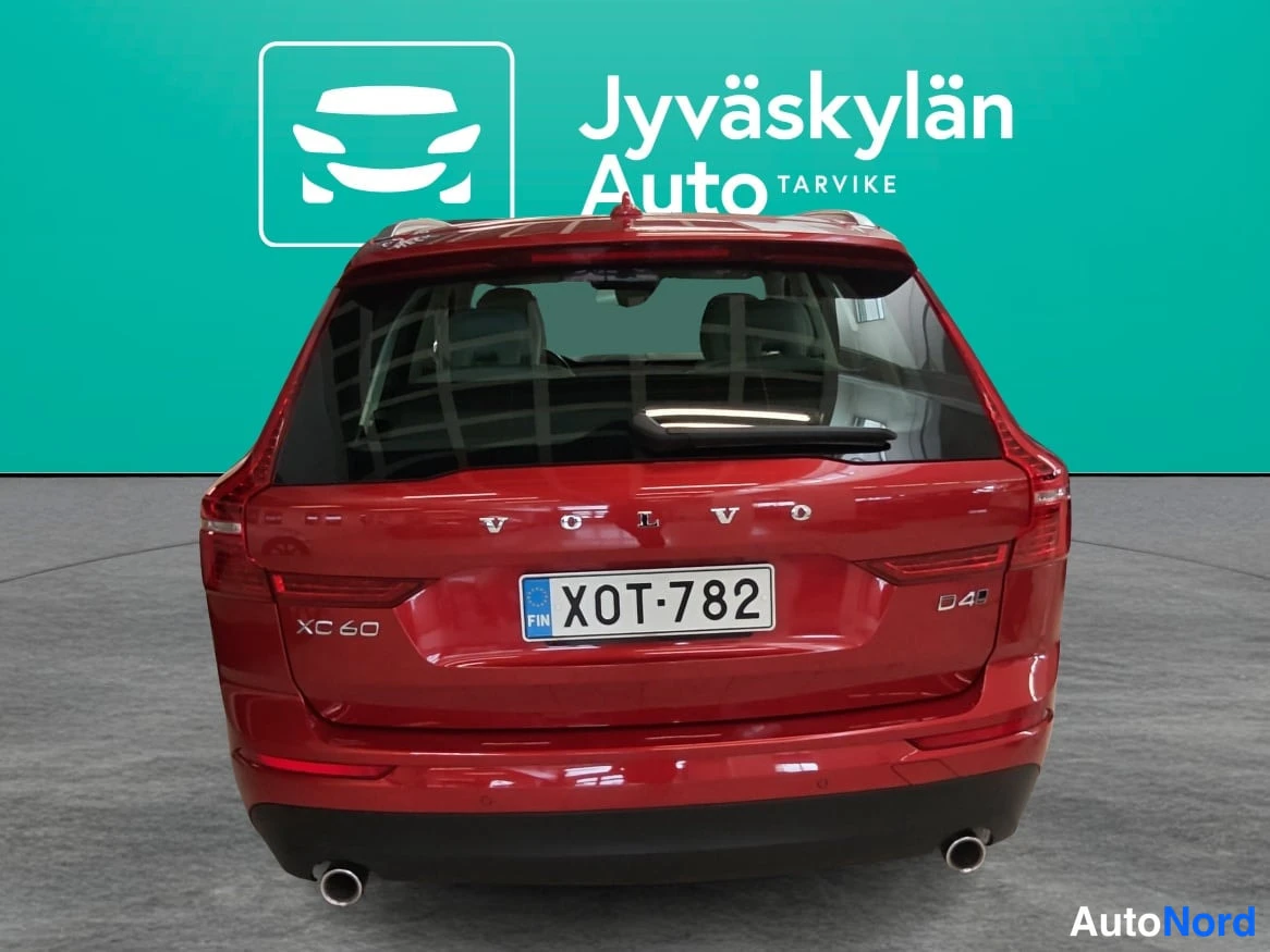 Punainen Volvo XC60 2018, takaa, kuva 6