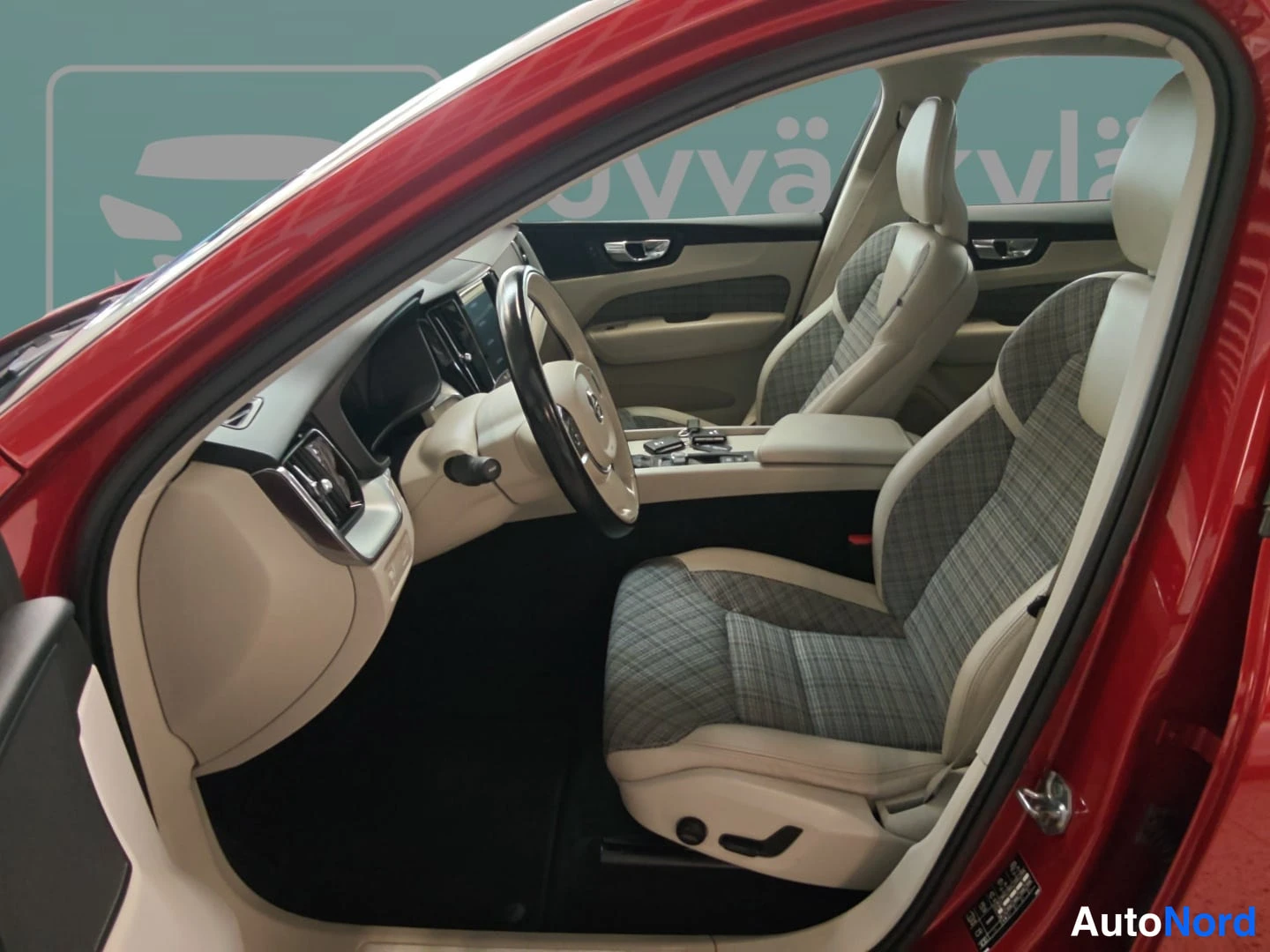 Punainen Volvo XC60 2018, etuistuimet, kuva 8