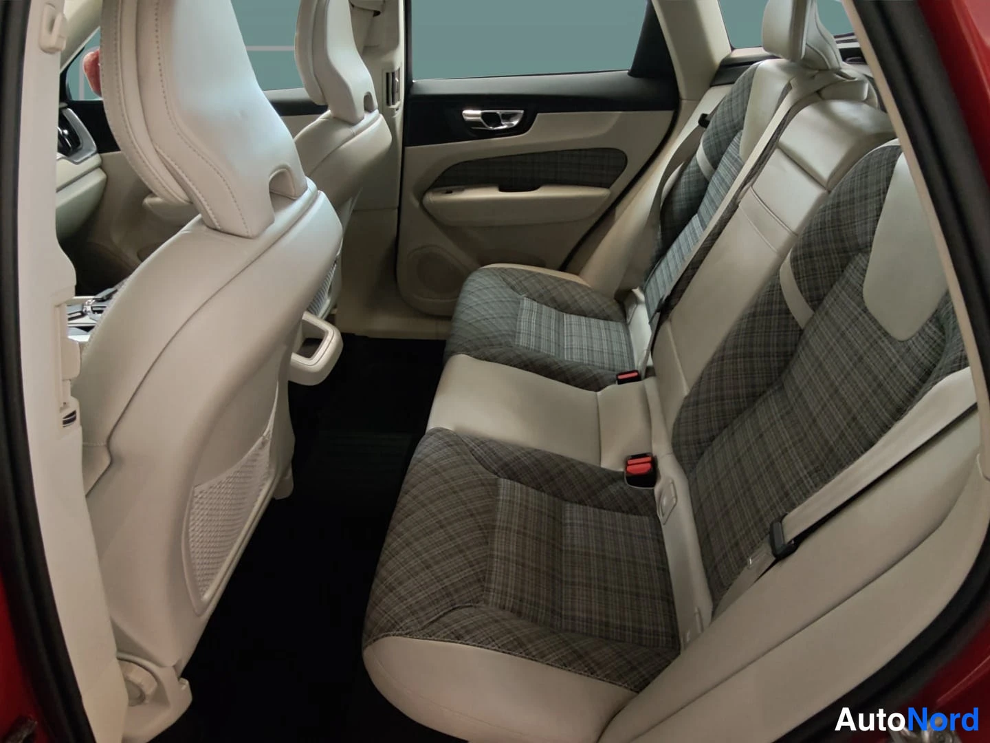 Punainen Volvo XC60 2018, takaistuimet, kuva 9
