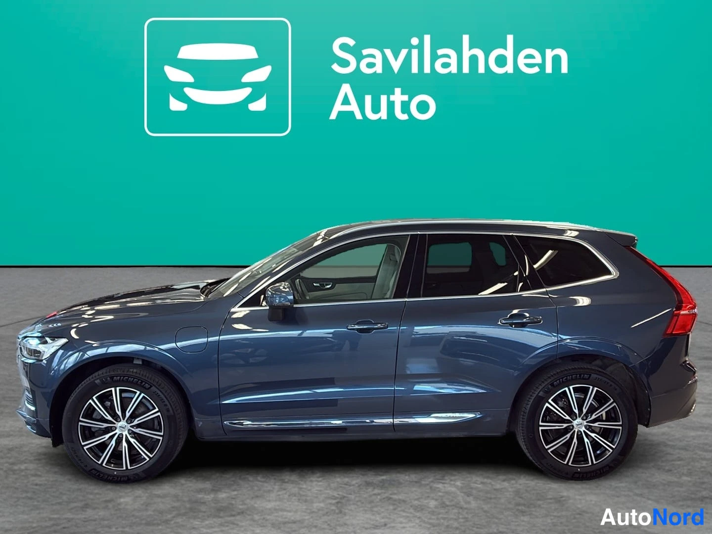 Sininen Volvo XC60 2021, sivulta, kuva 3