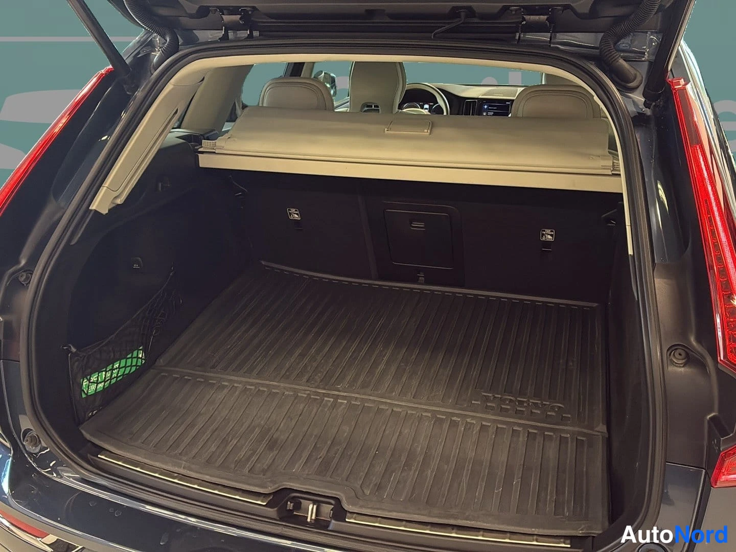 Sininen Volvo XC60 2021, tavaratila, kuva 14