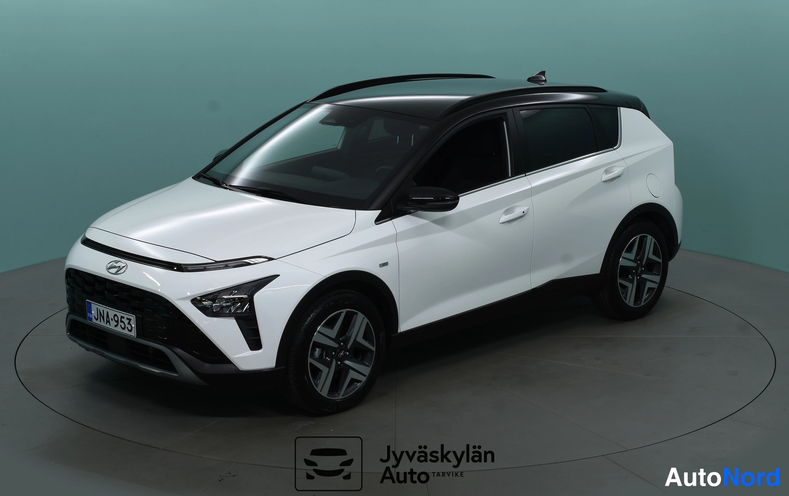 Valkoinen Hyundai Bayon 2023, etuviisto, keula vasemmalle, kuva 2
