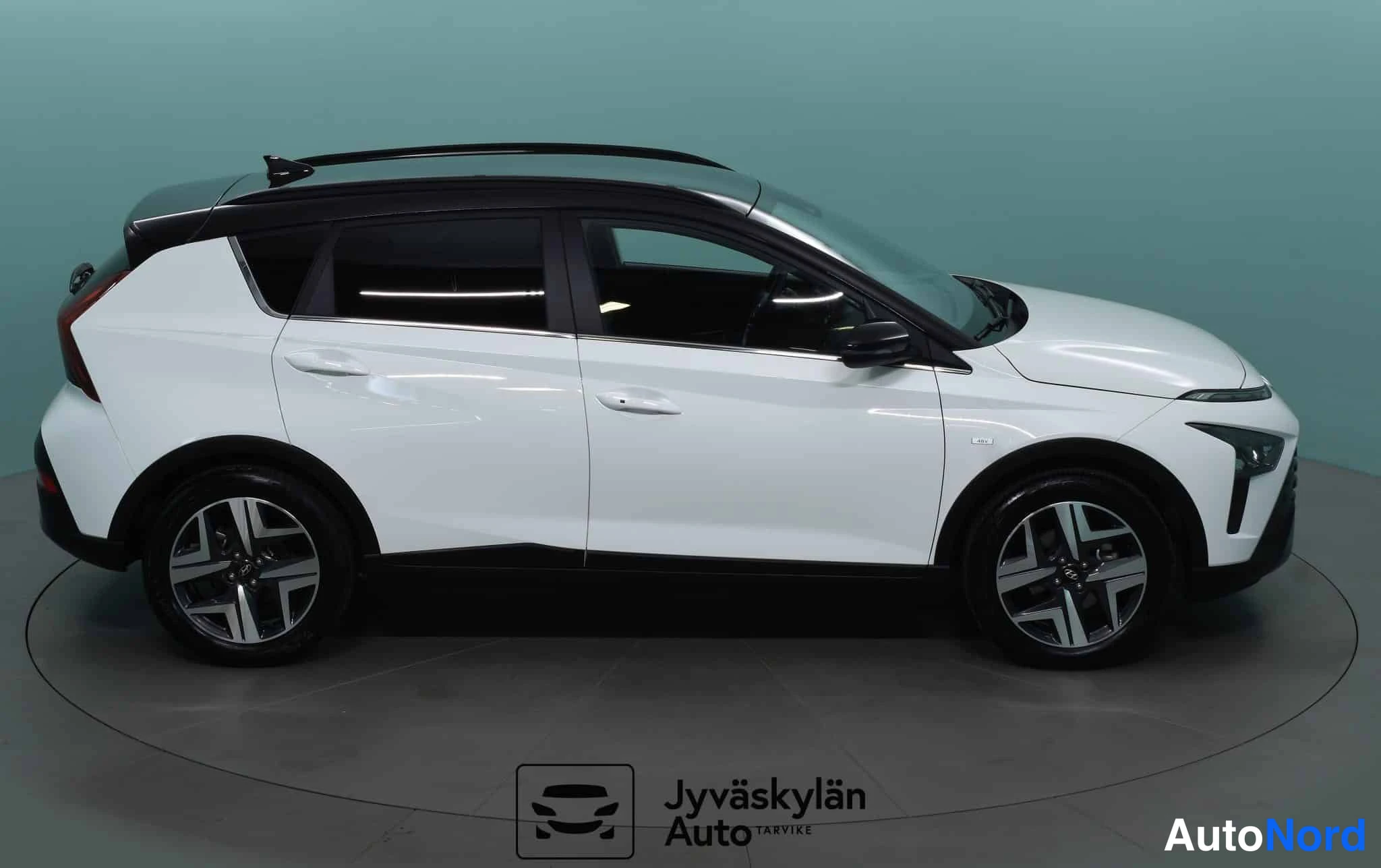 Valkoinen Hyundai Bayon 2023, etuviisto, keula oikealle, kuva 5