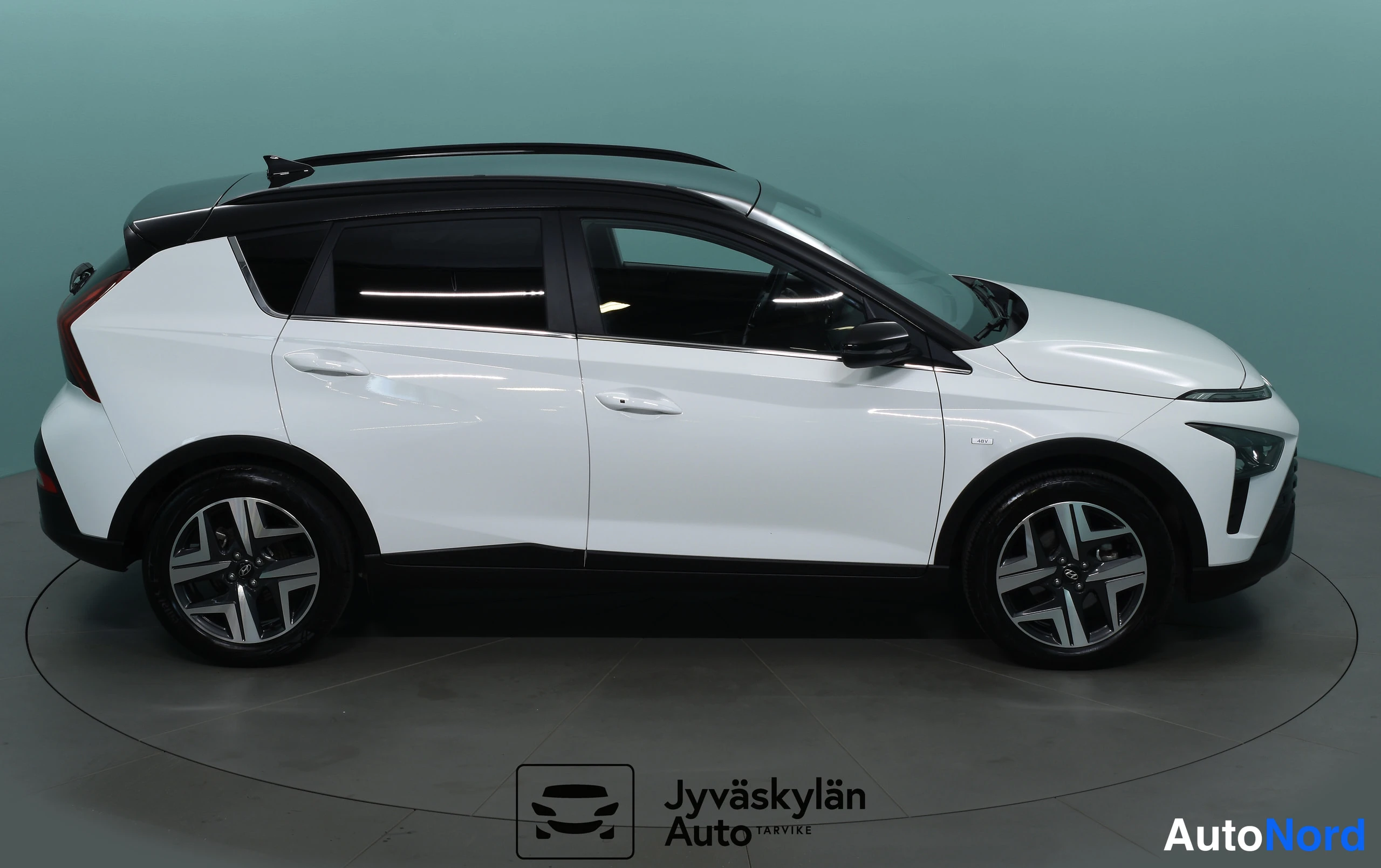 Valkoinen Hyundai Bayon 2023, etuviisto, keula oikealle, kuva 6