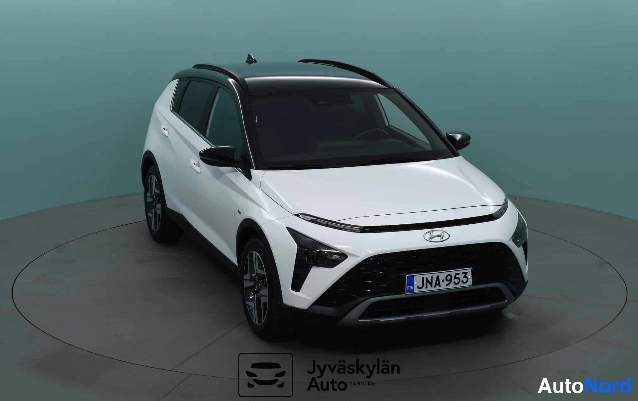 Valkoinen Hyundai Bayon 2023, etuviisto, keula oikealle, kuva 7