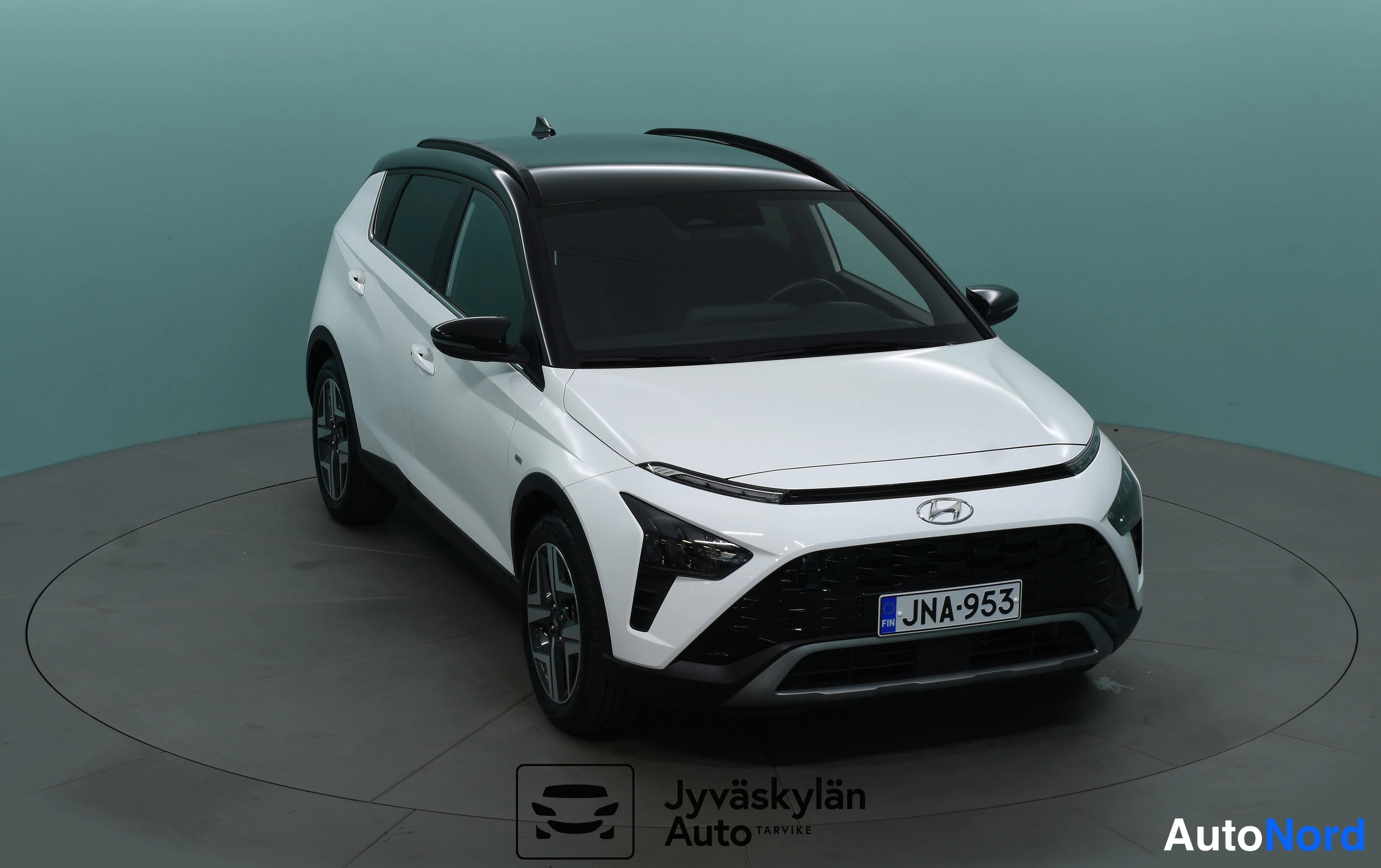 Valkoinen Hyundai Bayon 2023, etuviisto, keula oikealle, kuva 8