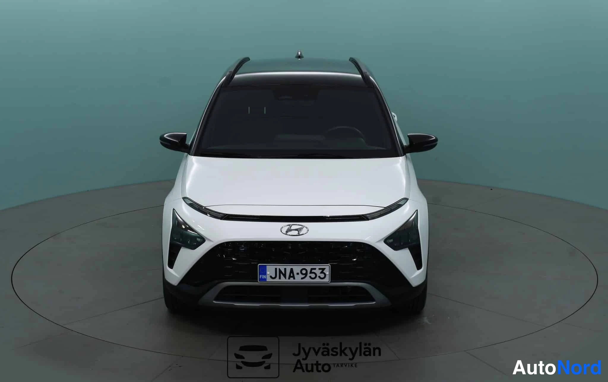 Valkoinen Hyundai Bayon 2023, edestä, kuva 11