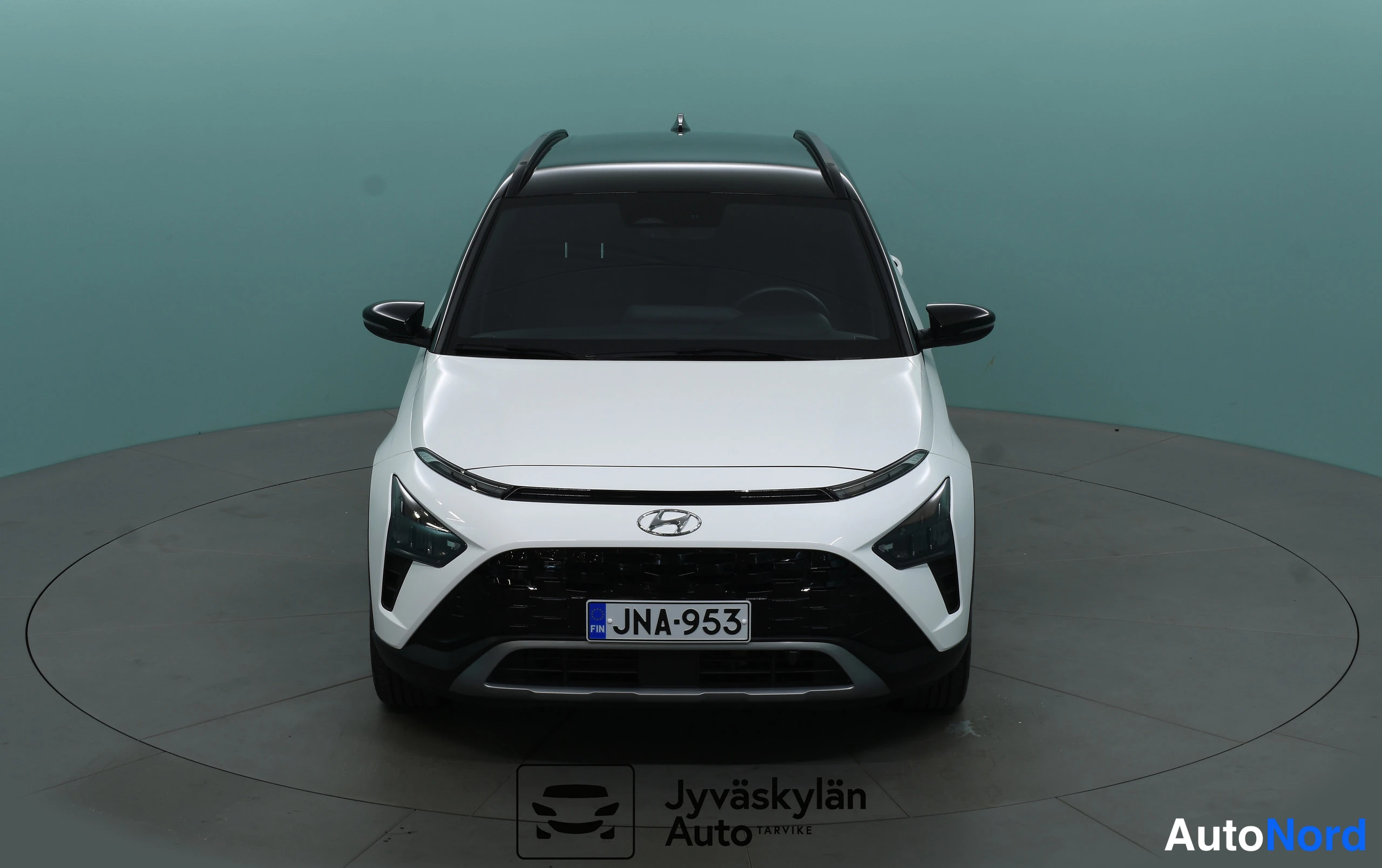 Valkoinen Hyundai Bayon 2023, edestä, kuva 12