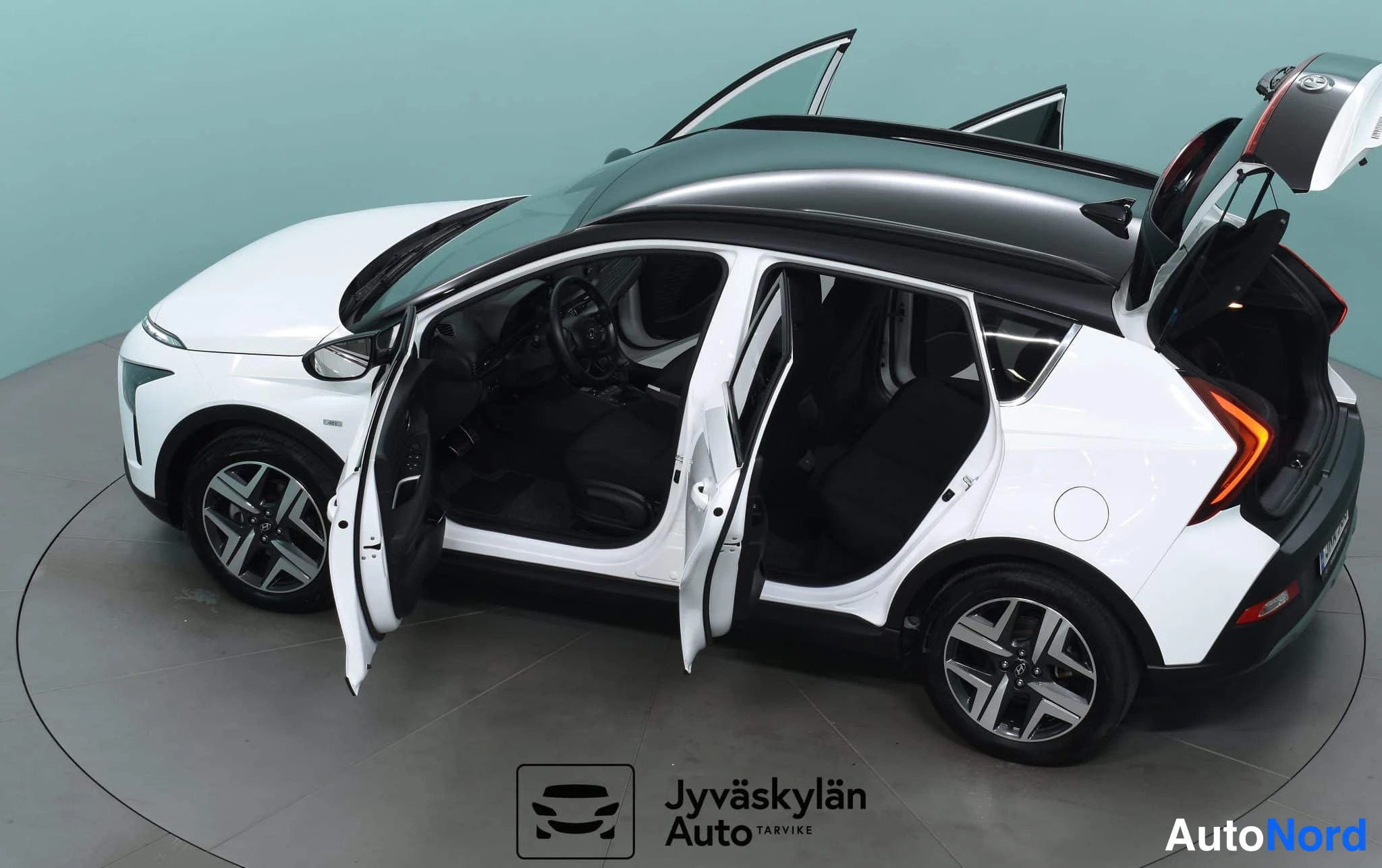 Valkoinen Hyundai Bayon 2023, etuviisto, keula vasemmalle, kuva 3