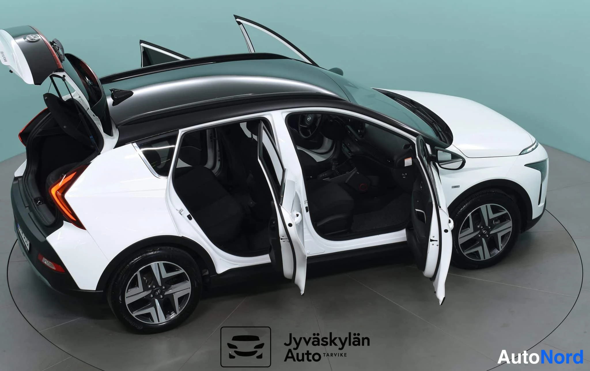 Valkoinen Hyundai Bayon 2023, etuviisto, keula oikealle, kuva 9