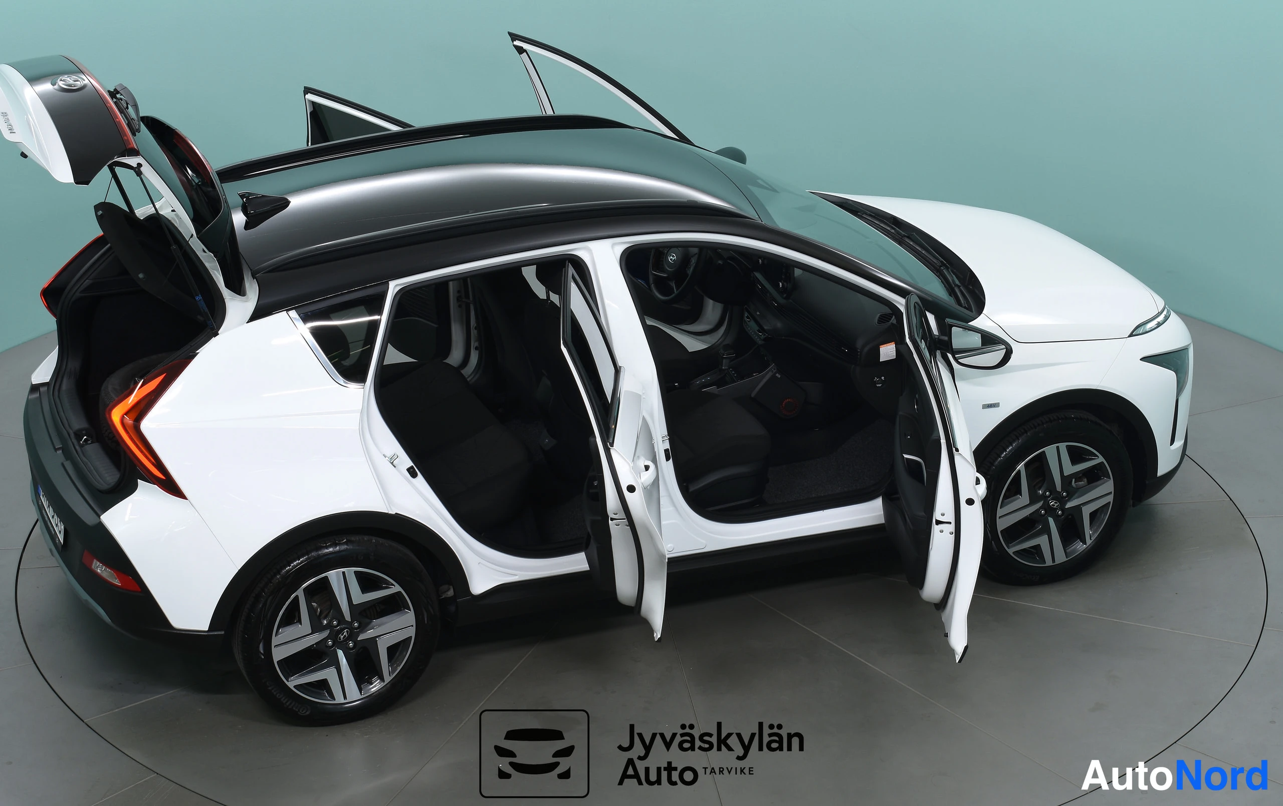 Valkoinen Hyundai Bayon 2023, etuviisto, keula oikealle, kuva 10