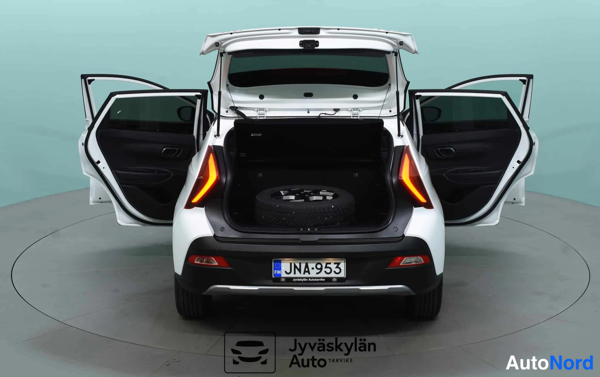 Valkoinen Hyundai Bayon 2023, takaa, kuva 24