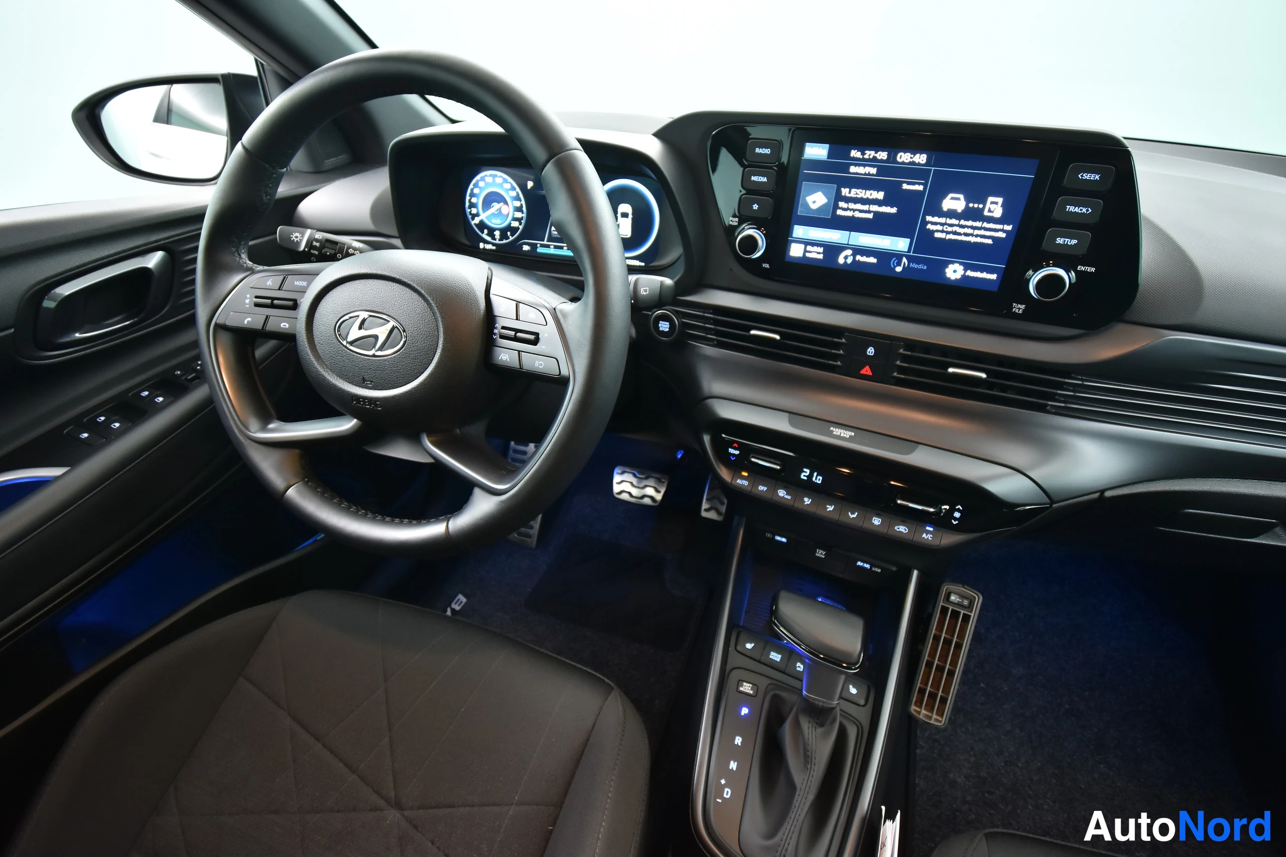 Valkoinen Hyundai Bayon 2023, ohjaamo, kuva 26