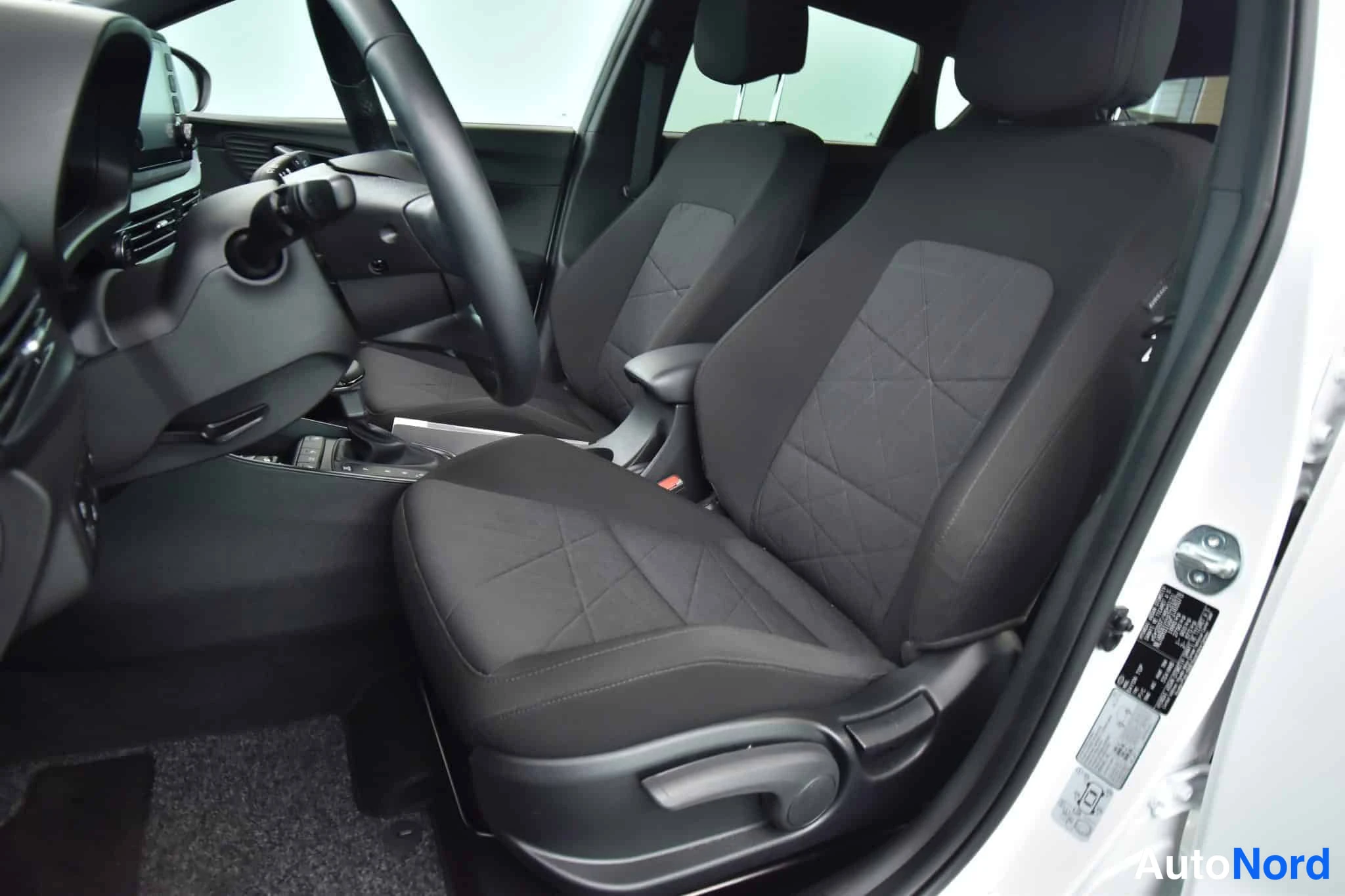 Valkoinen Hyundai Bayon 2023, etuistuimet, kuva 28