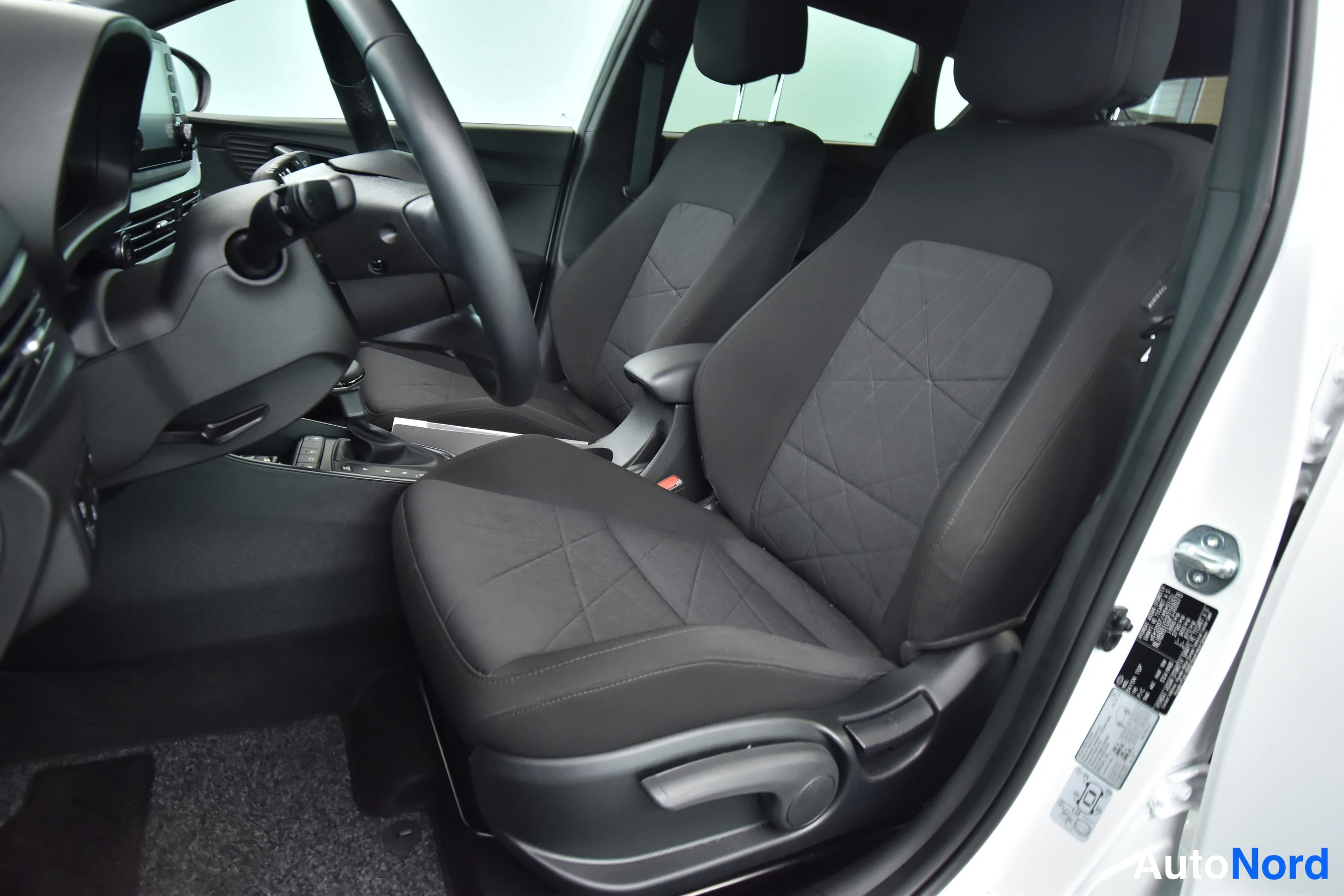 Valkoinen Hyundai Bayon 2023, etuistuimet, kuva 29