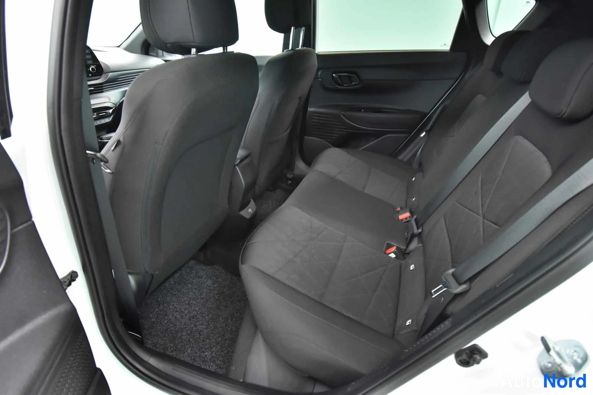Valkoinen Hyundai Bayon 2023, takaistuimet, kuva 31