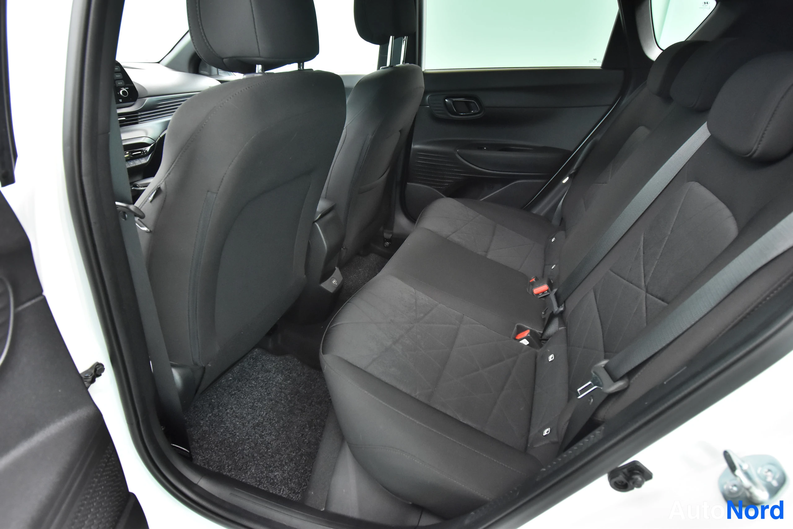 Valkoinen Hyundai Bayon 2023, takaistuimet, kuva 32