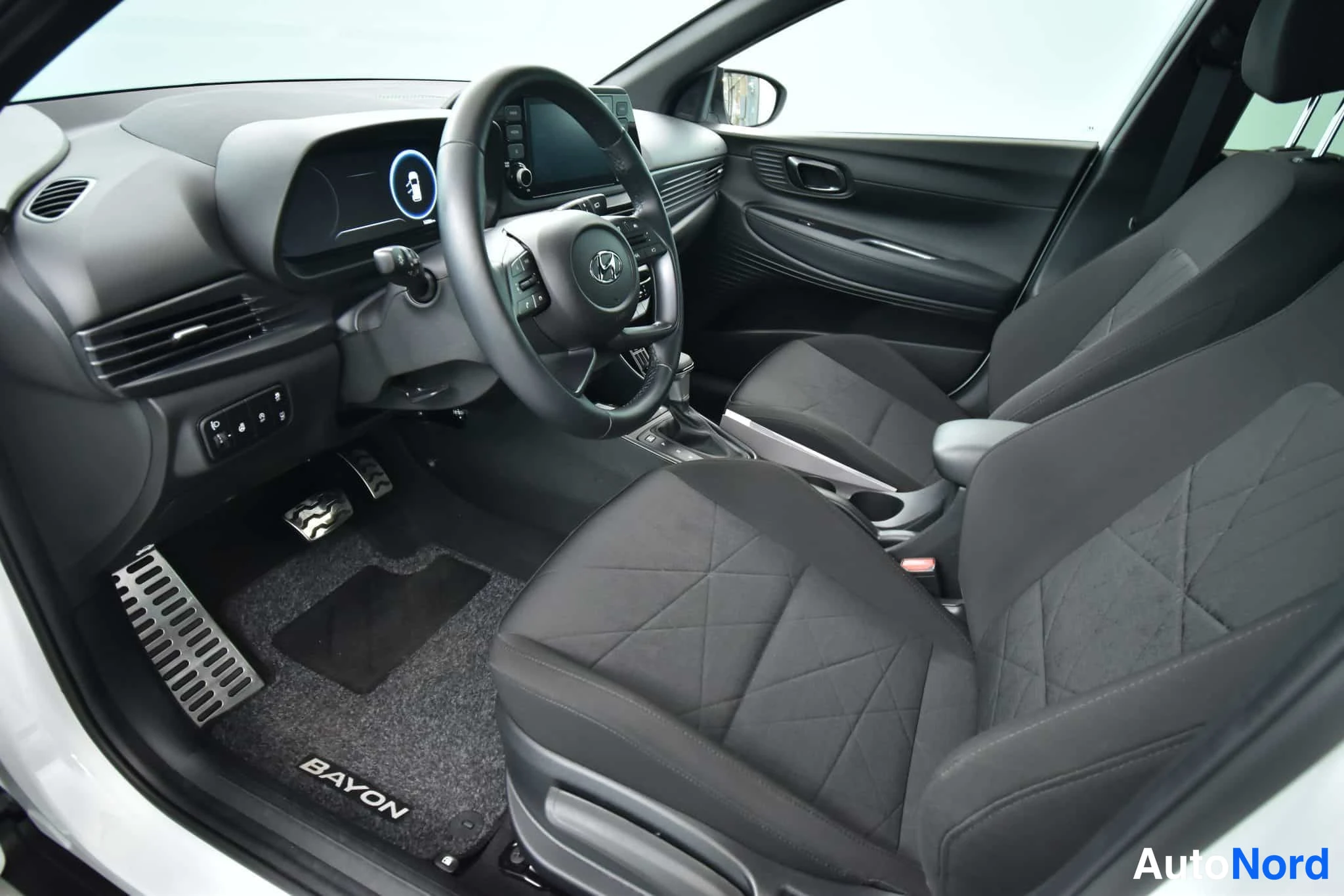 Valkoinen Hyundai Bayon 2023, ohjaamo, kuva 27