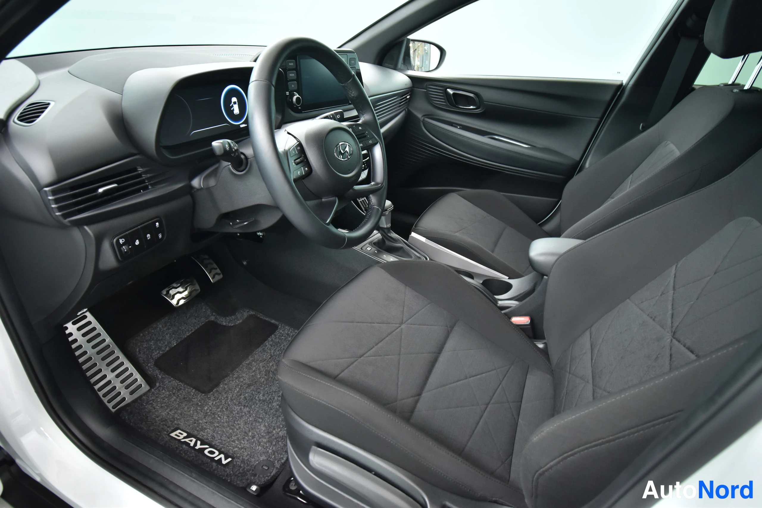 Valkoinen Hyundai Bayon 2023, etuistuimet, kuva 30