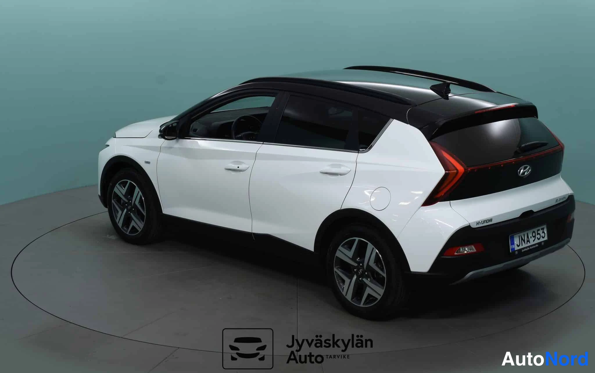 Valkoinen Hyundai Bayon 2023, takaviisto, kuva 17