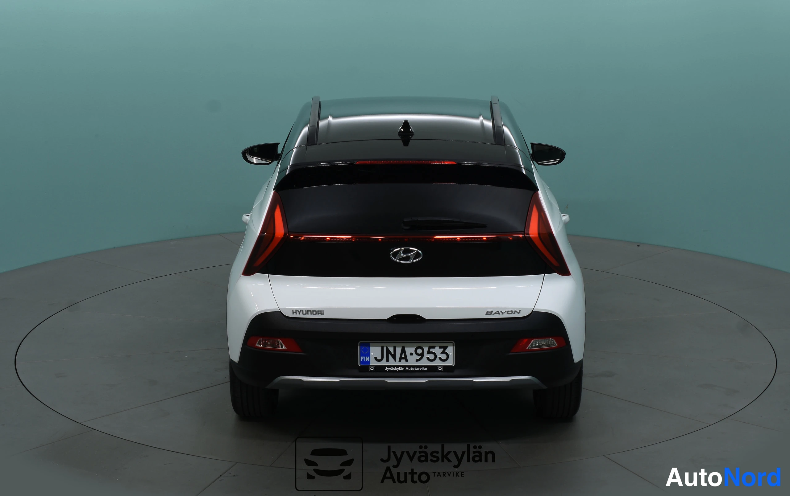 Valkoinen Hyundai Bayon 2023, takaa, kuva 22