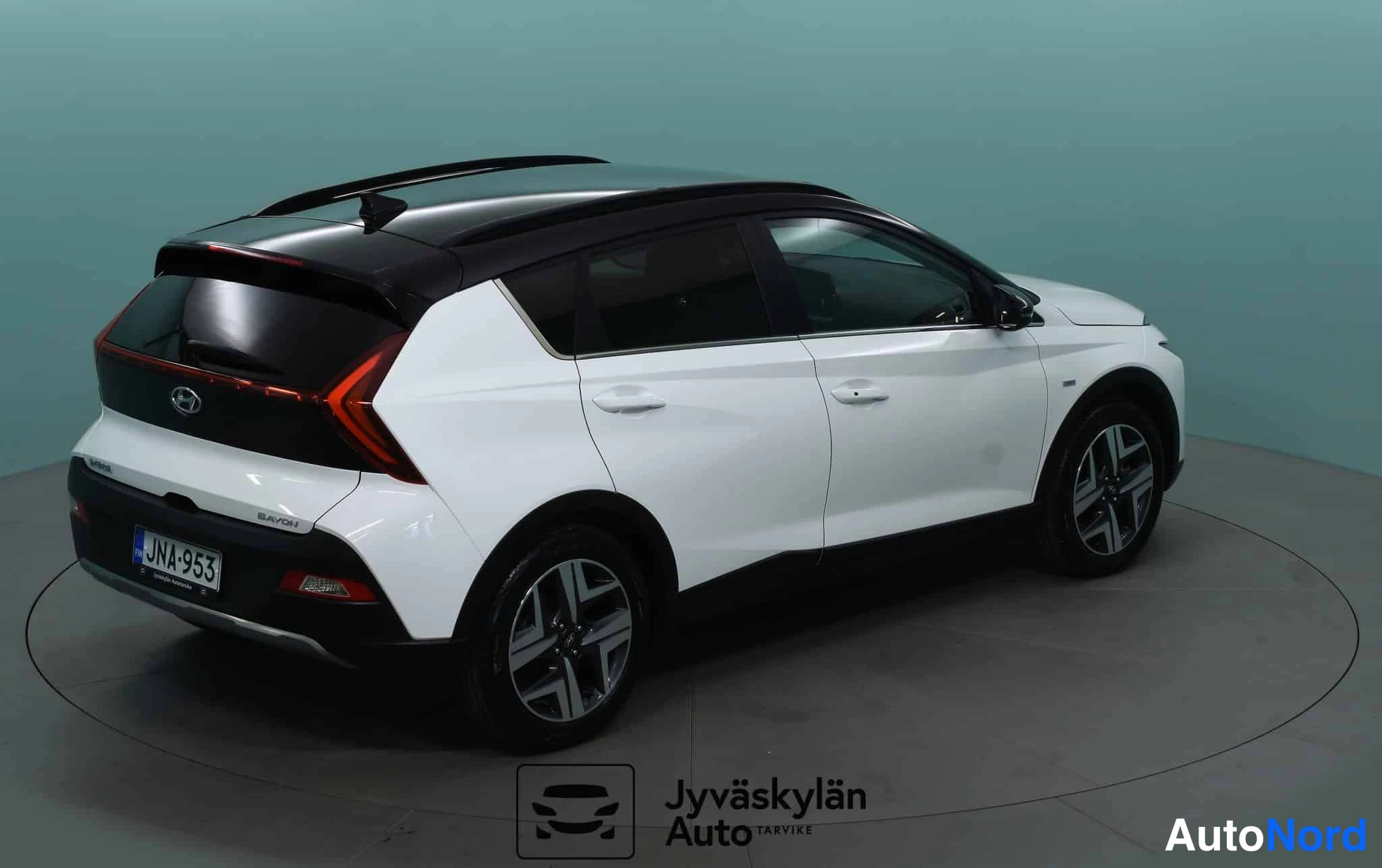 Valkoinen Hyundai Bayon 2023, takaviisto, kuva 19