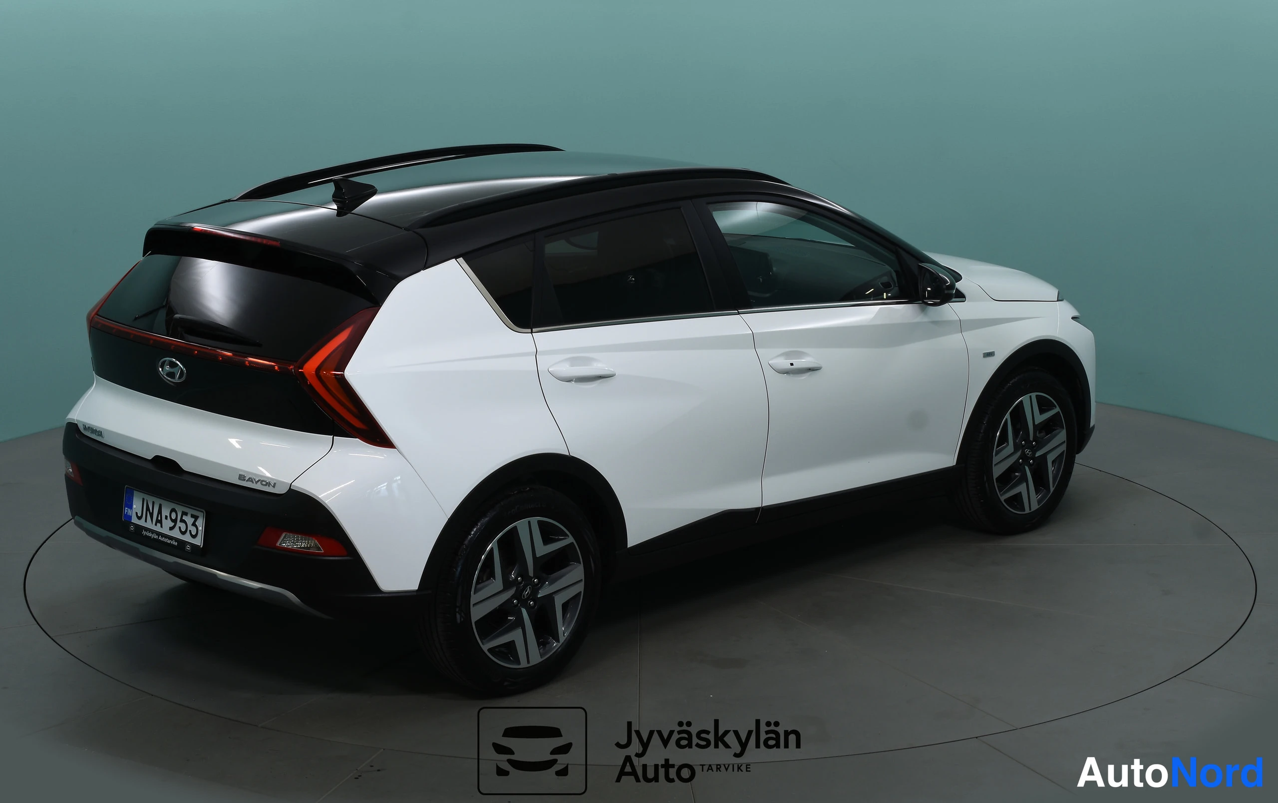 Valkoinen Hyundai Bayon 2023, takaviisto, kuva 20