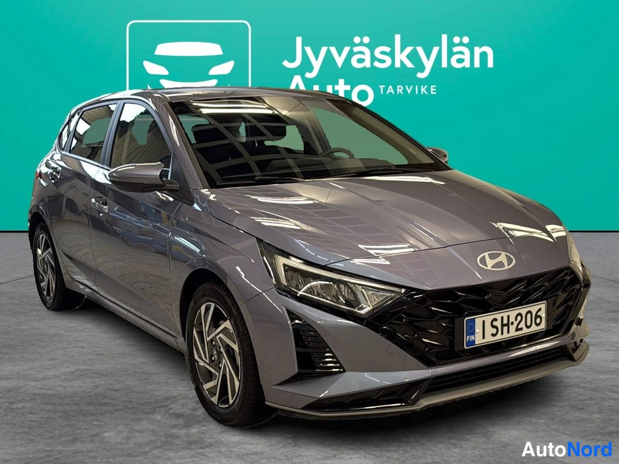 Sininen Hyundai i20 2025, etuviisto, keula oikealle, kuva 2