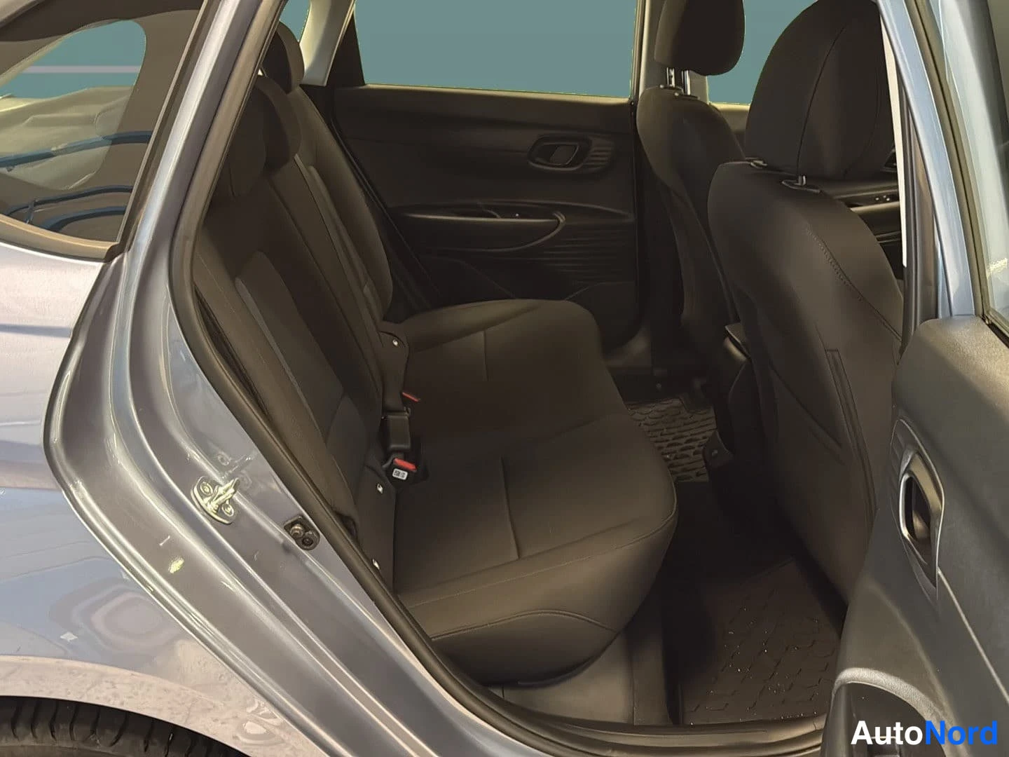 Sininen Hyundai i20 2025, takaistuimet, kuva 12