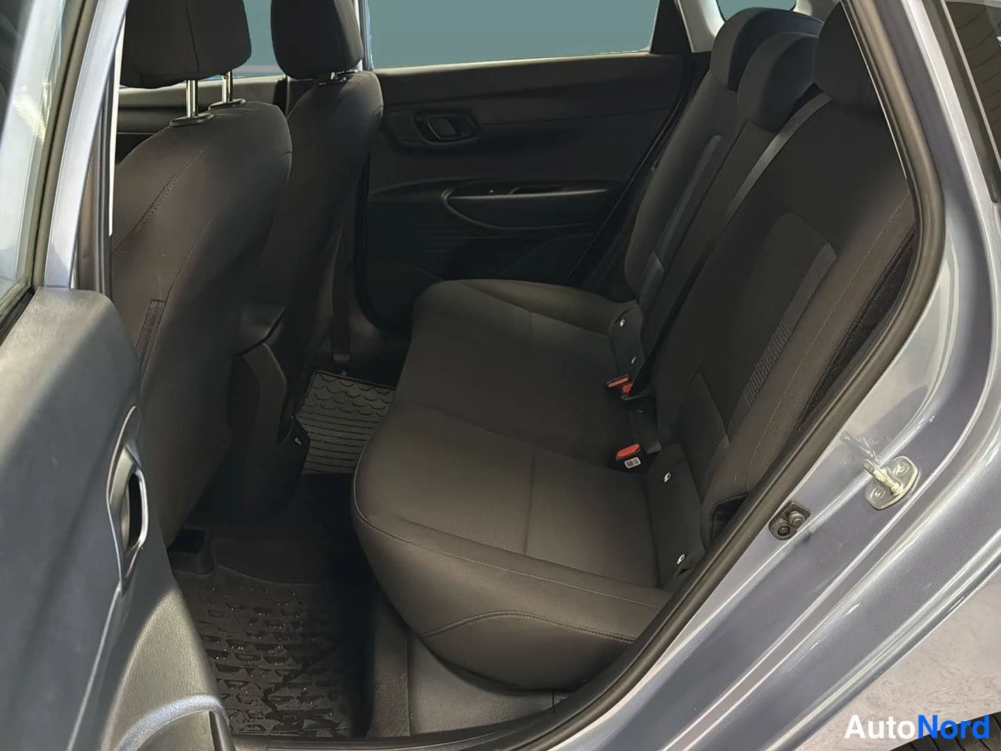 Sininen Hyundai i20 2025, takaistuimet, kuva 13