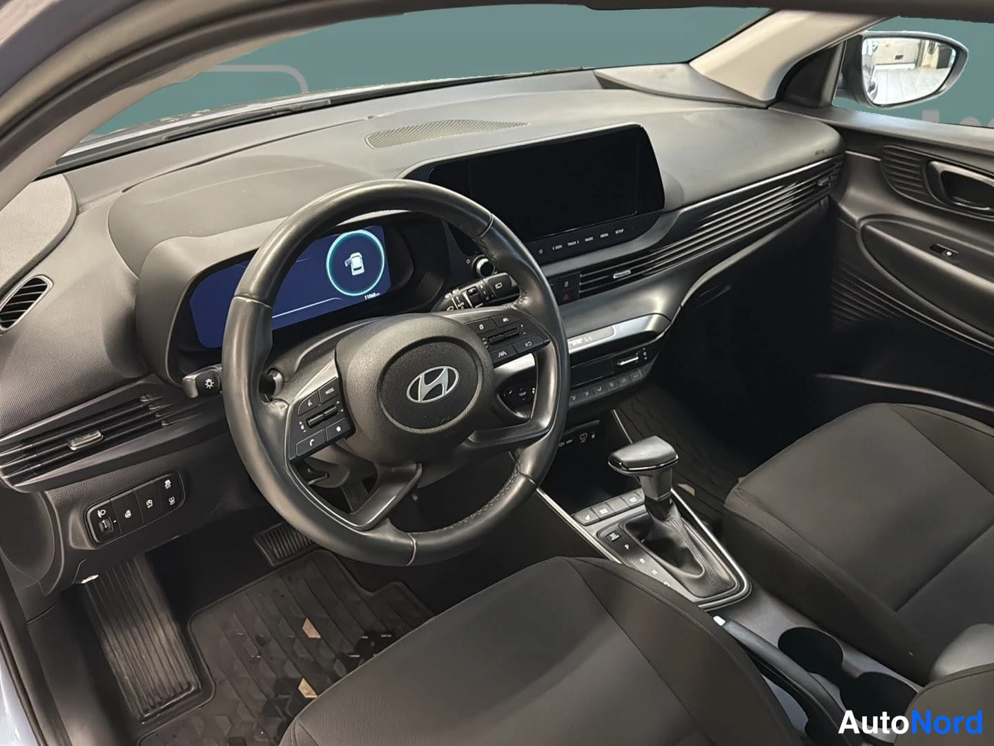 Sininen Hyundai i20 2025, ohjaamo, kuva 8
